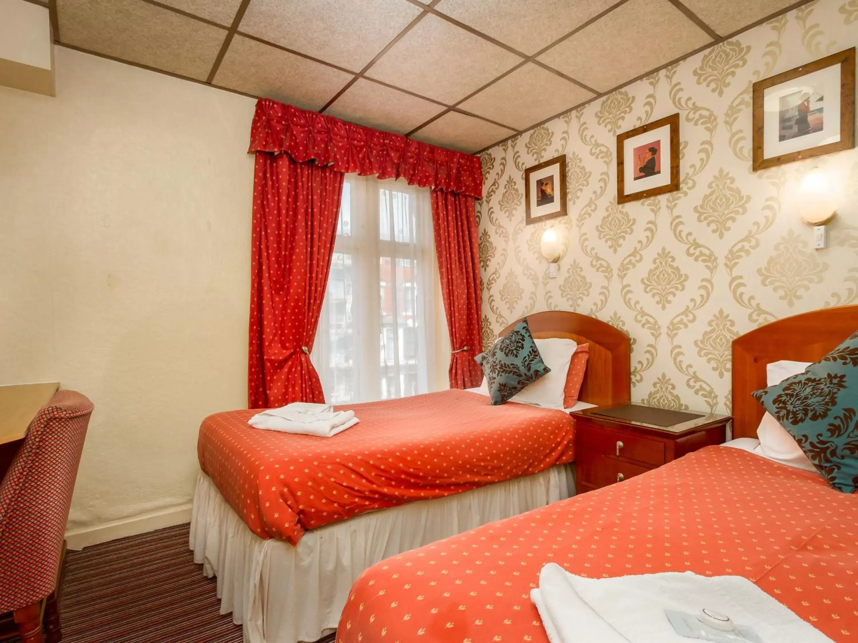 Bedroom, Bed in Oak Lea Hotel