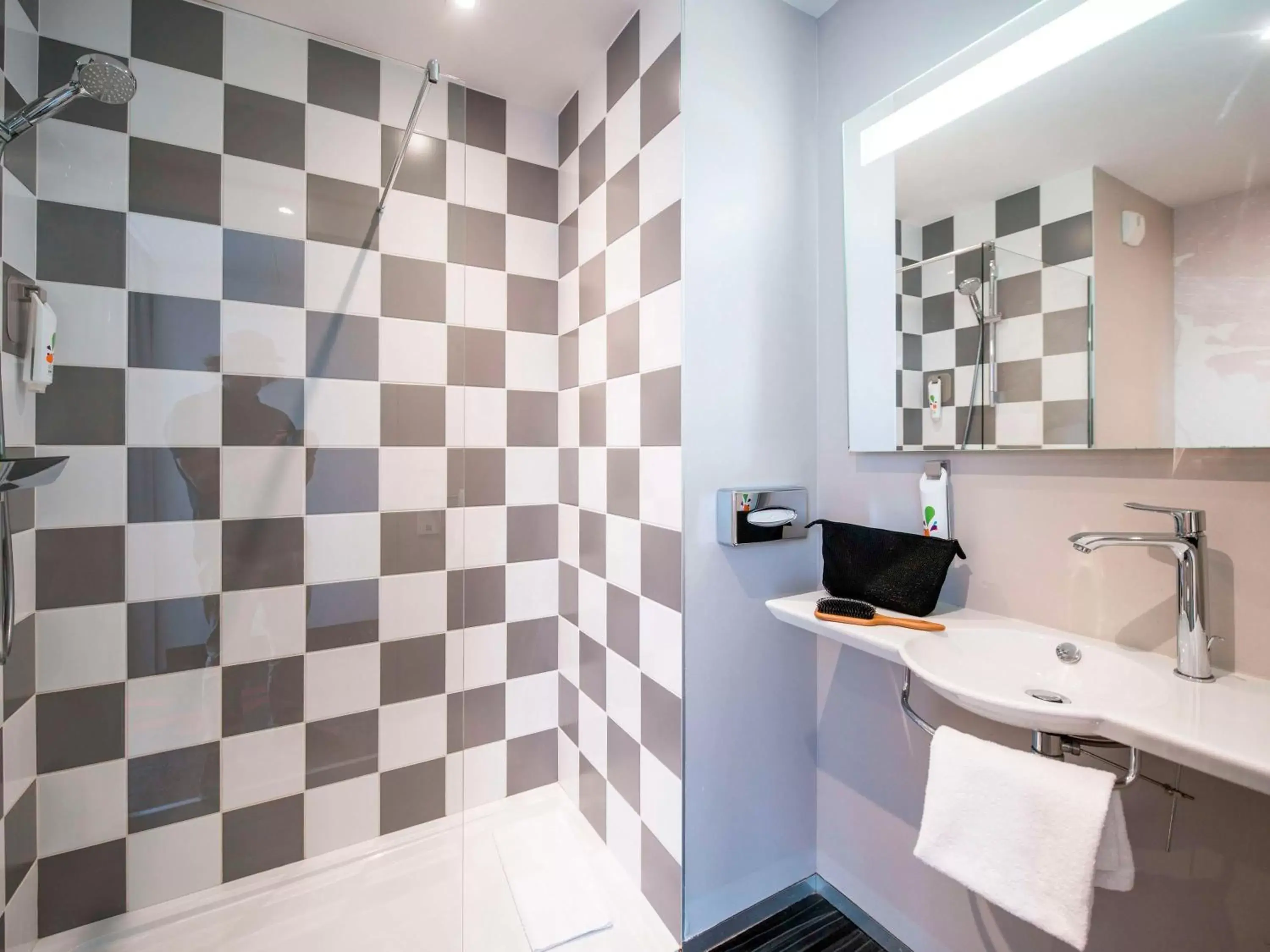 Bathroom in ibis Styles Poitiers Centre