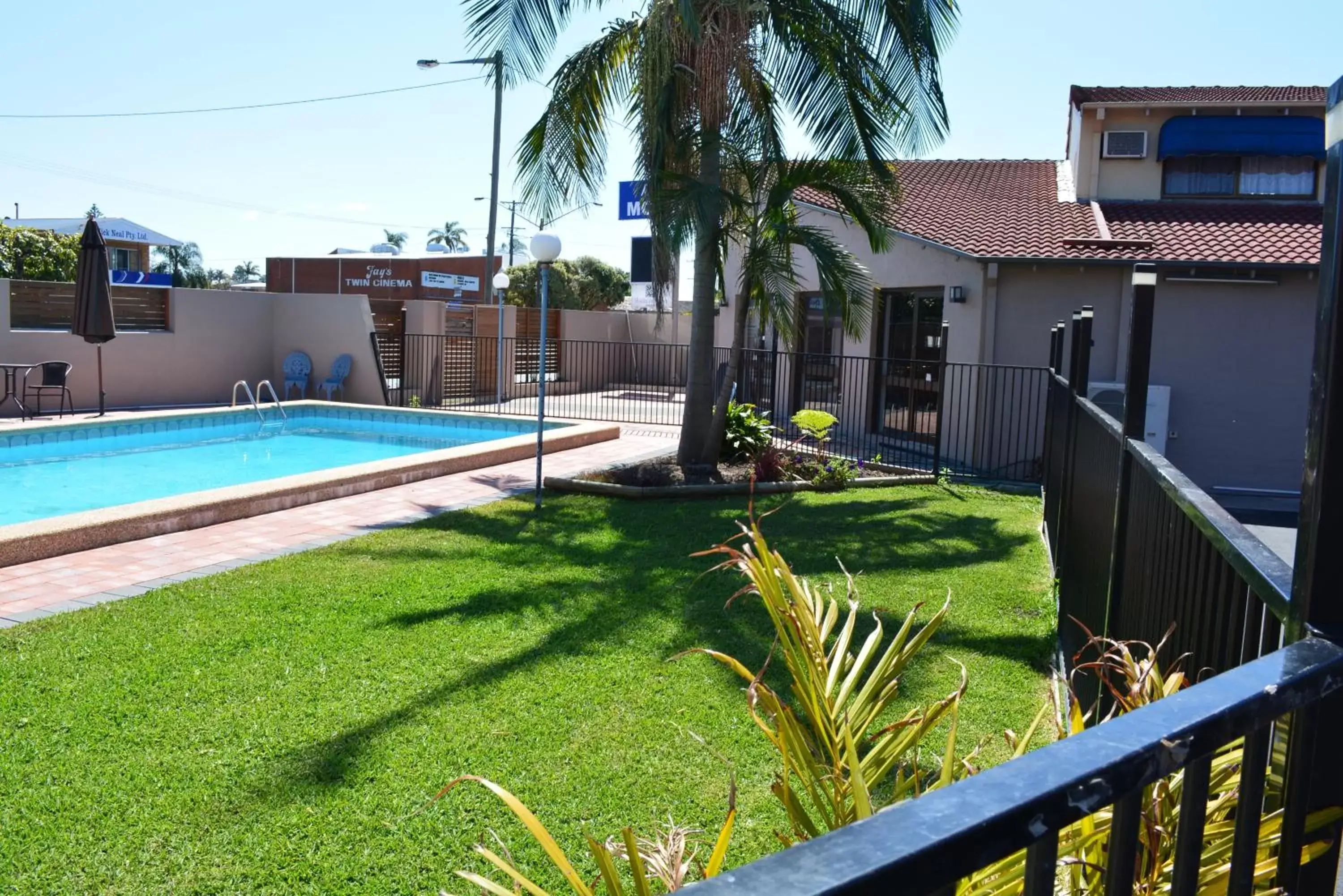 BBQ facilities, Swimming Pool in Alabaster Motor Inn