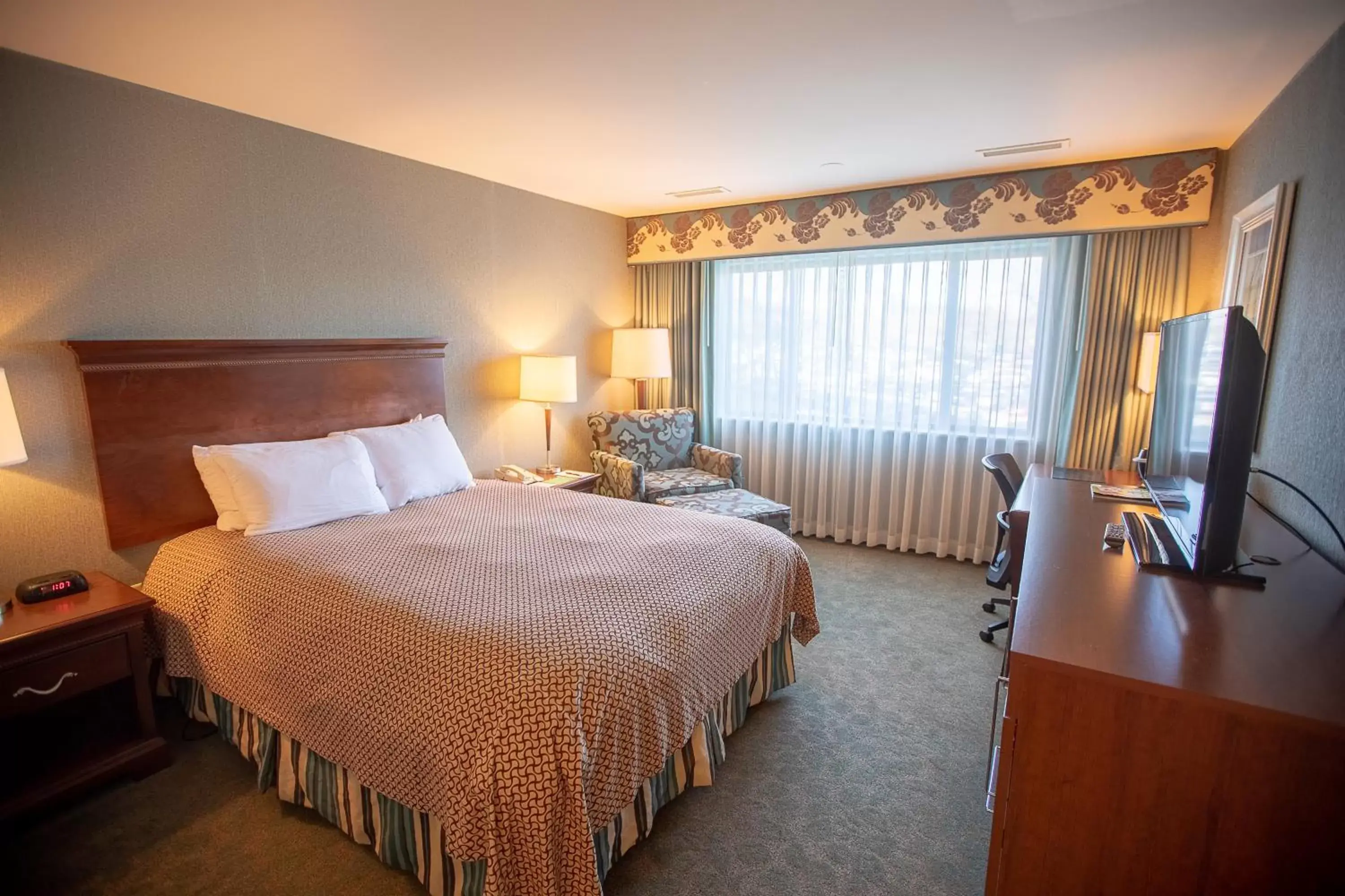 Photo of the whole room, Bed in Turf Valley Resort