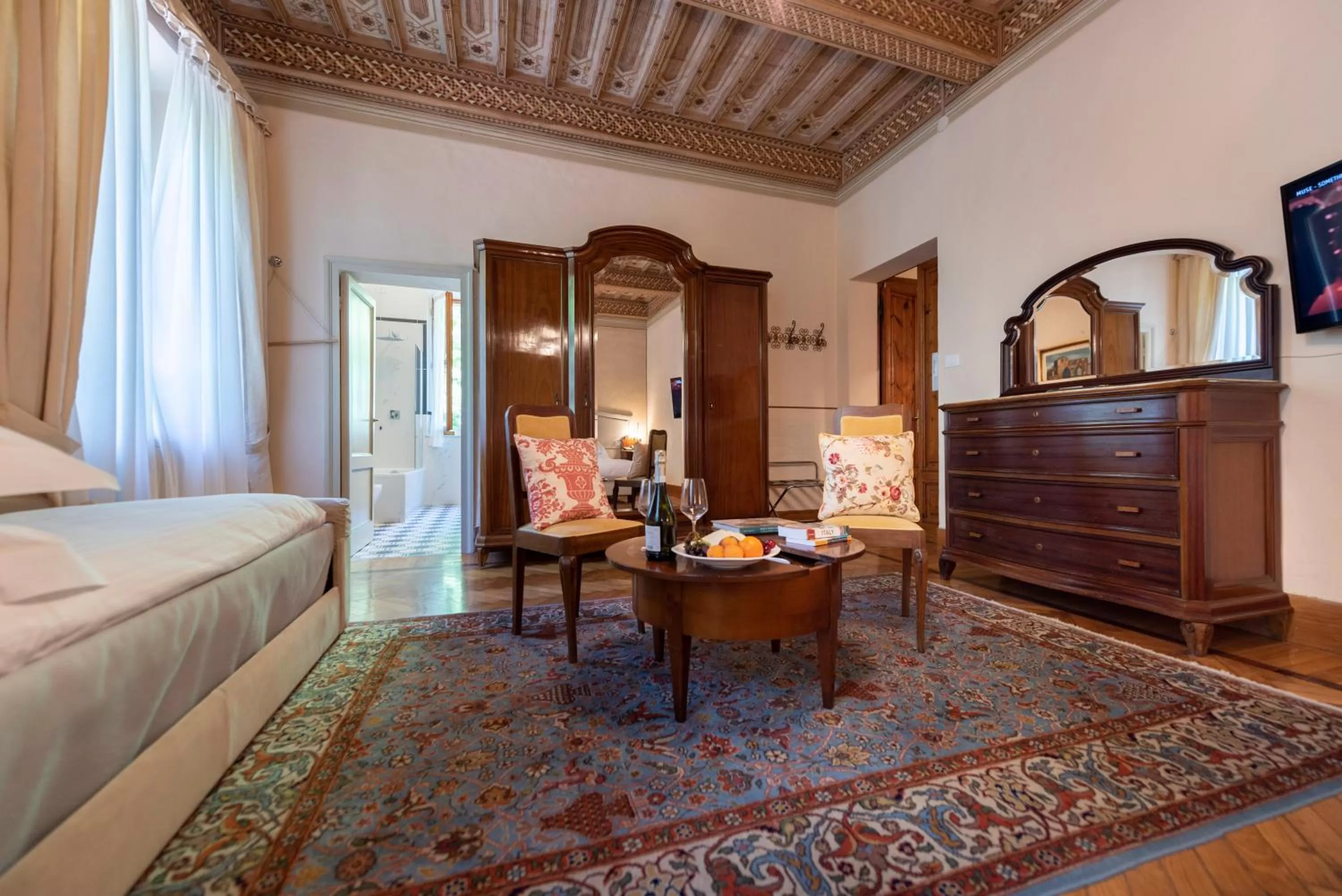 Living room, Bed in Villa Scacciapensieri Boutique Hotel