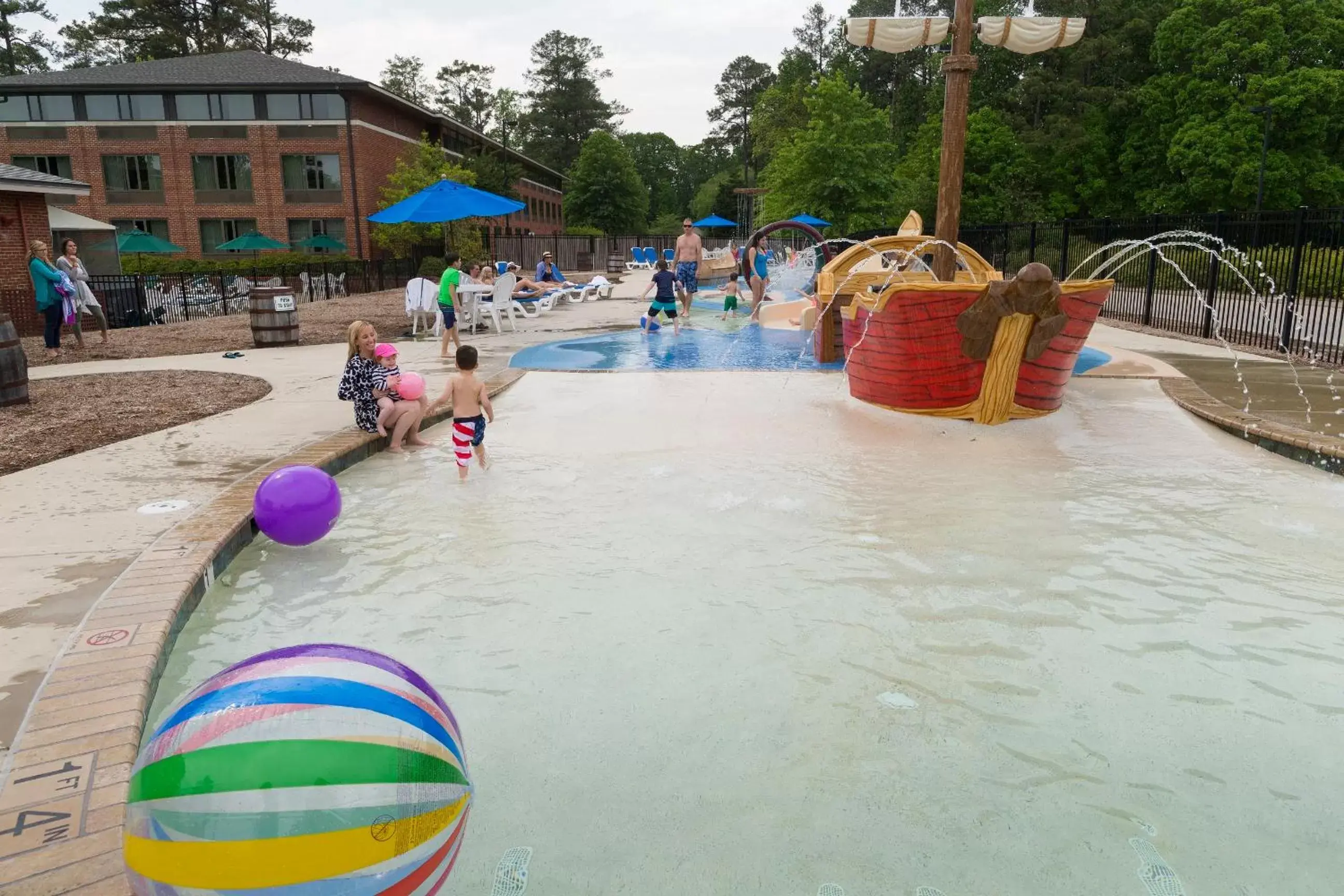 Swimming Pool in Williamsburg Woodlands Hotel & Suites