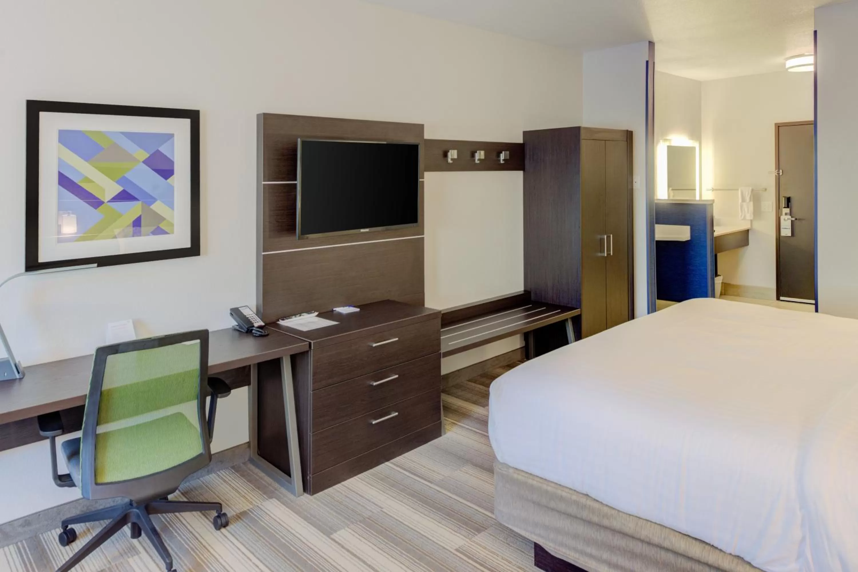 Photo of the whole room, Bed in Holiday Inn Express Newberg - Wine Country by IHG