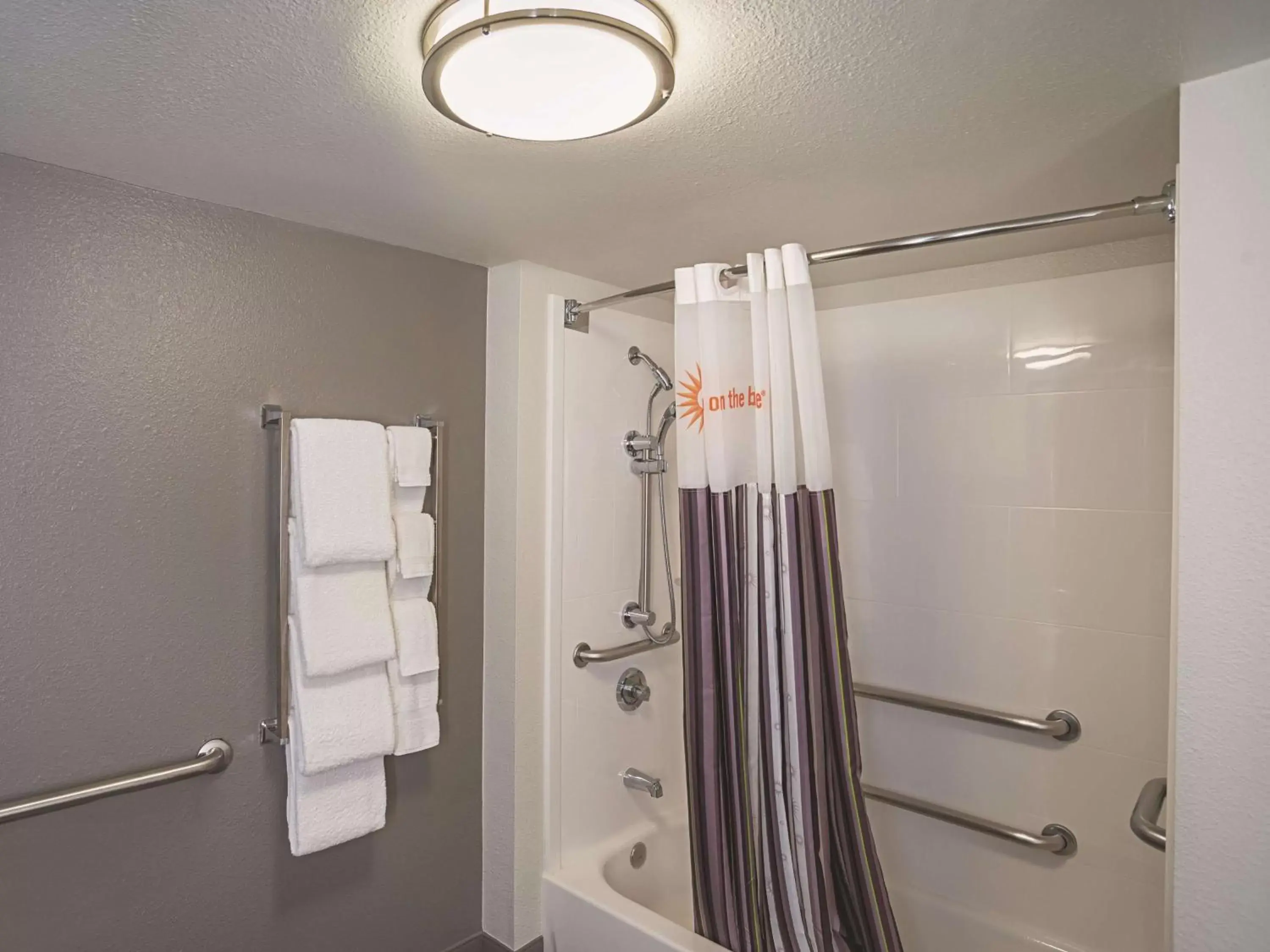 Photo of the whole room, Bathroom in La Quinta by Wyndham Flagstaff