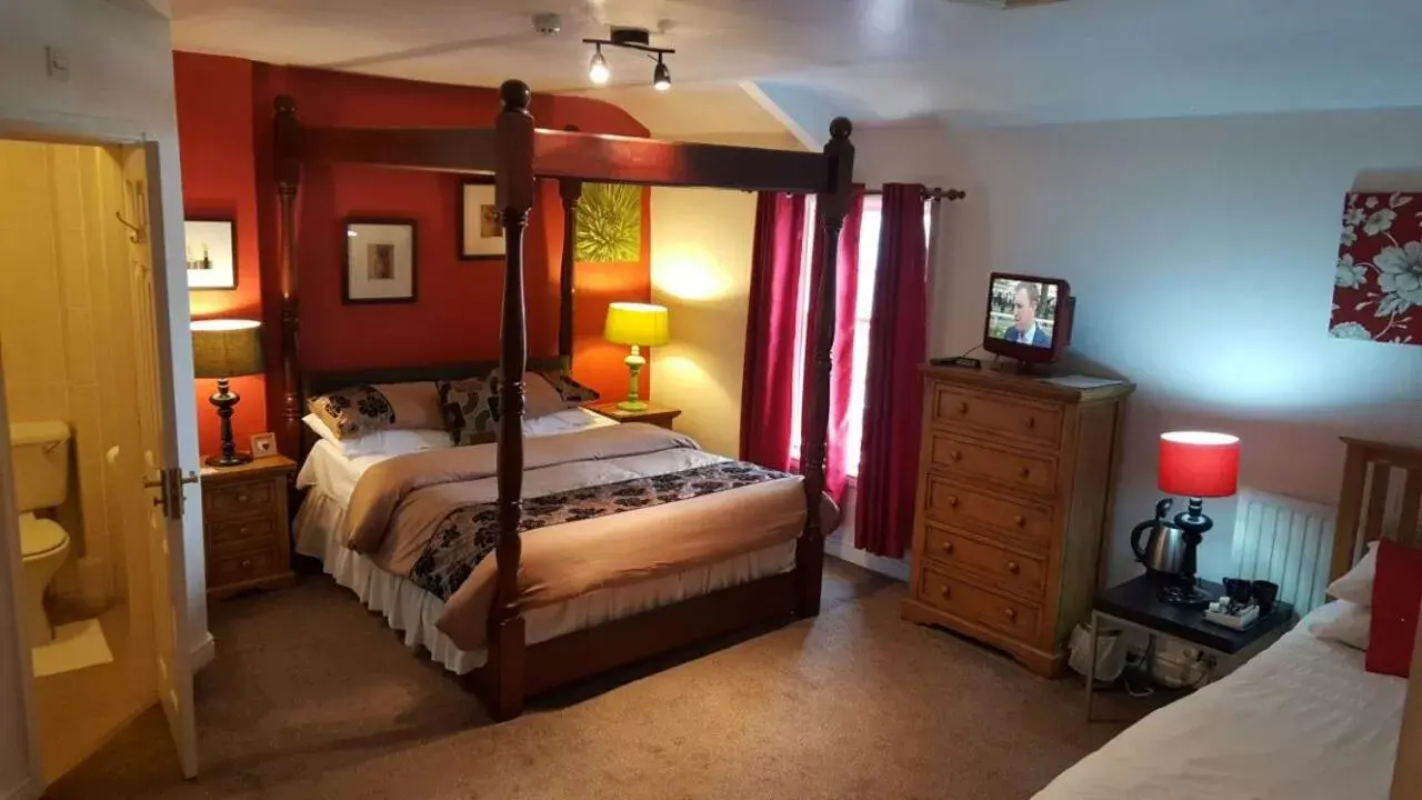 Four Poster Suite Family or Twin in Lynebank House Hotel, Bed & Breakfast Four Poster Suite Family or Twin in Lynebank House Hotel, Bed & Breakfast