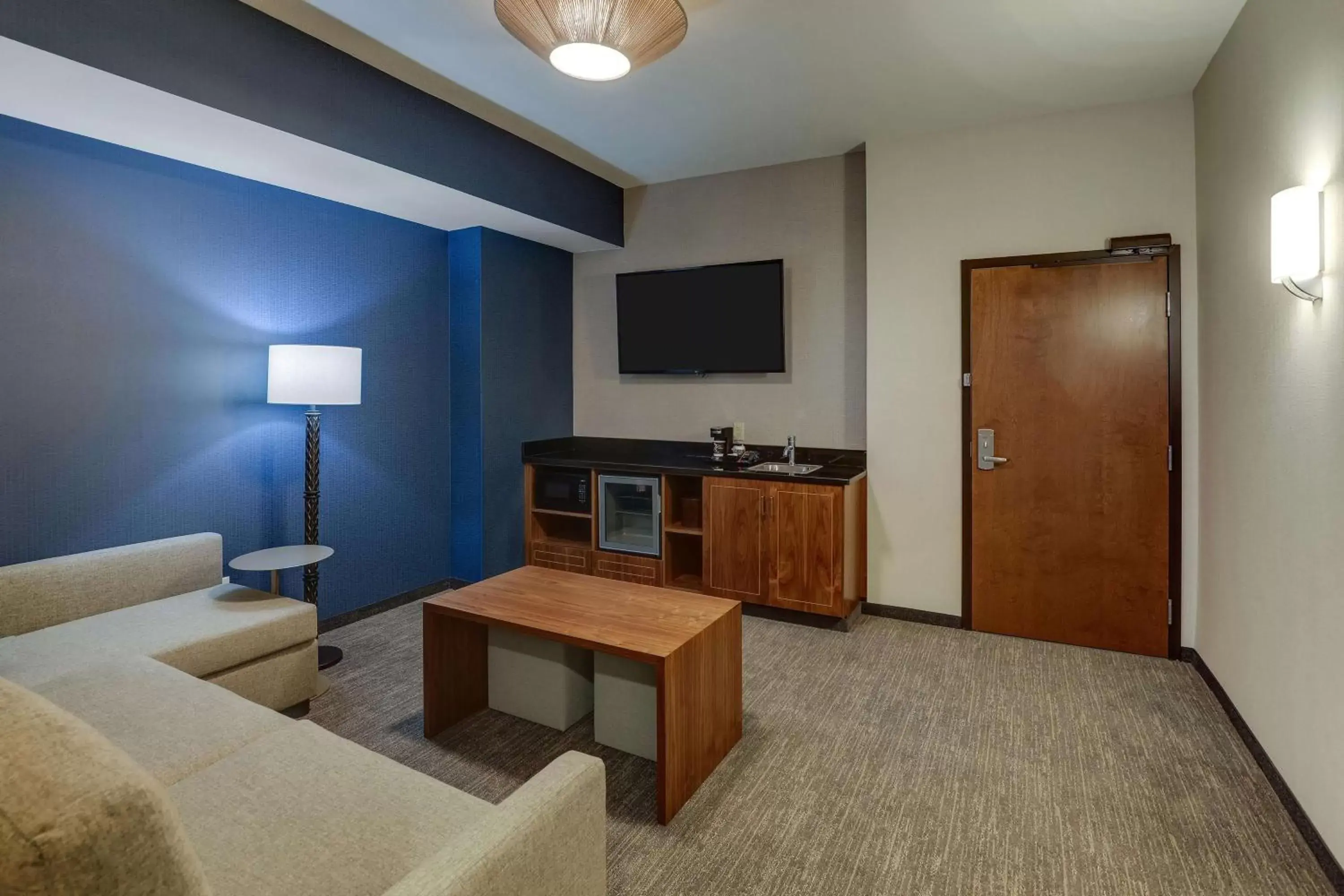 Bedroom, TV/Entertainment Center in Drury Plaza Hotel Orlando - Disney Springs Area
