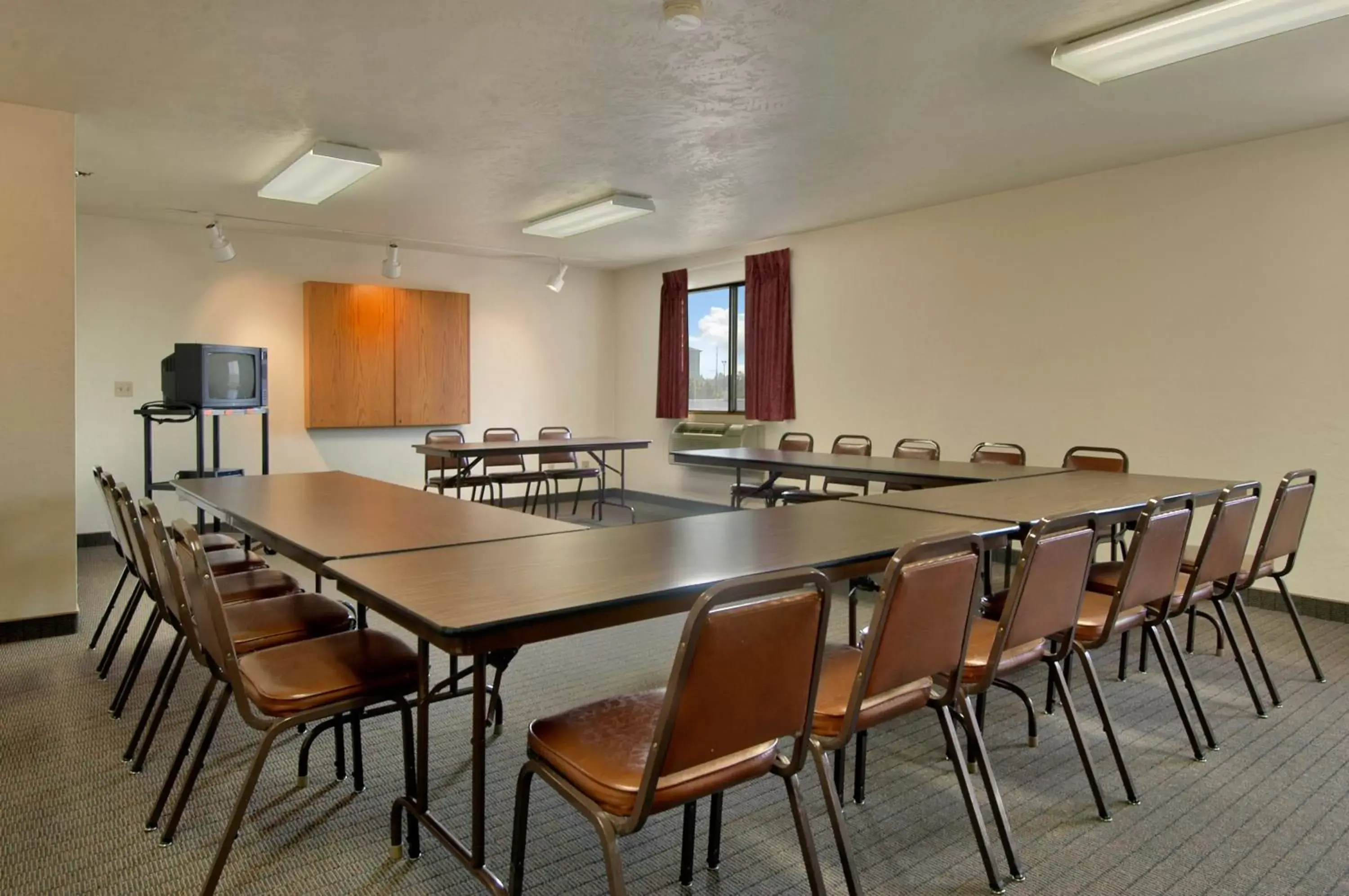 Business facilities in Super 8 by Wyndham Portland Airport