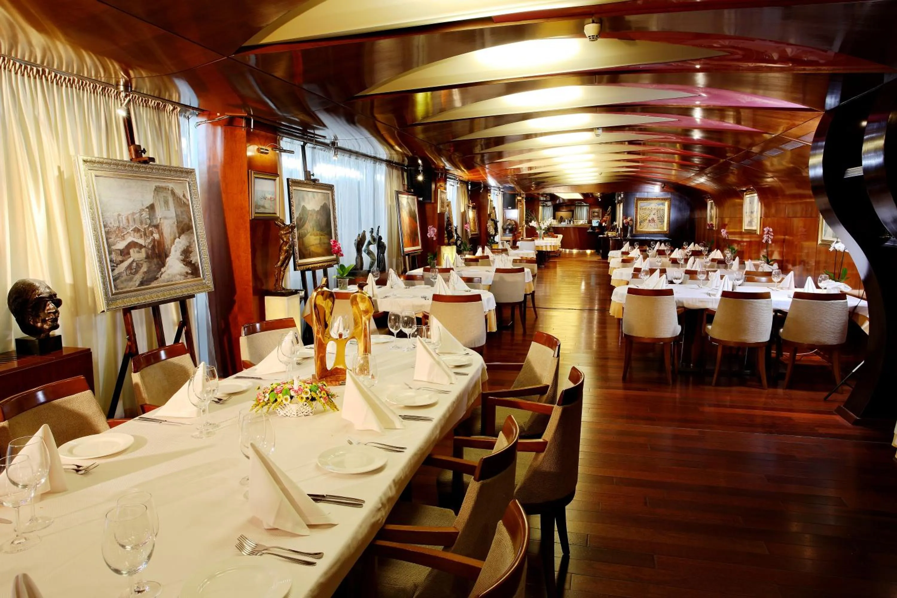 Restaurant/places to eat in Hotel Anel