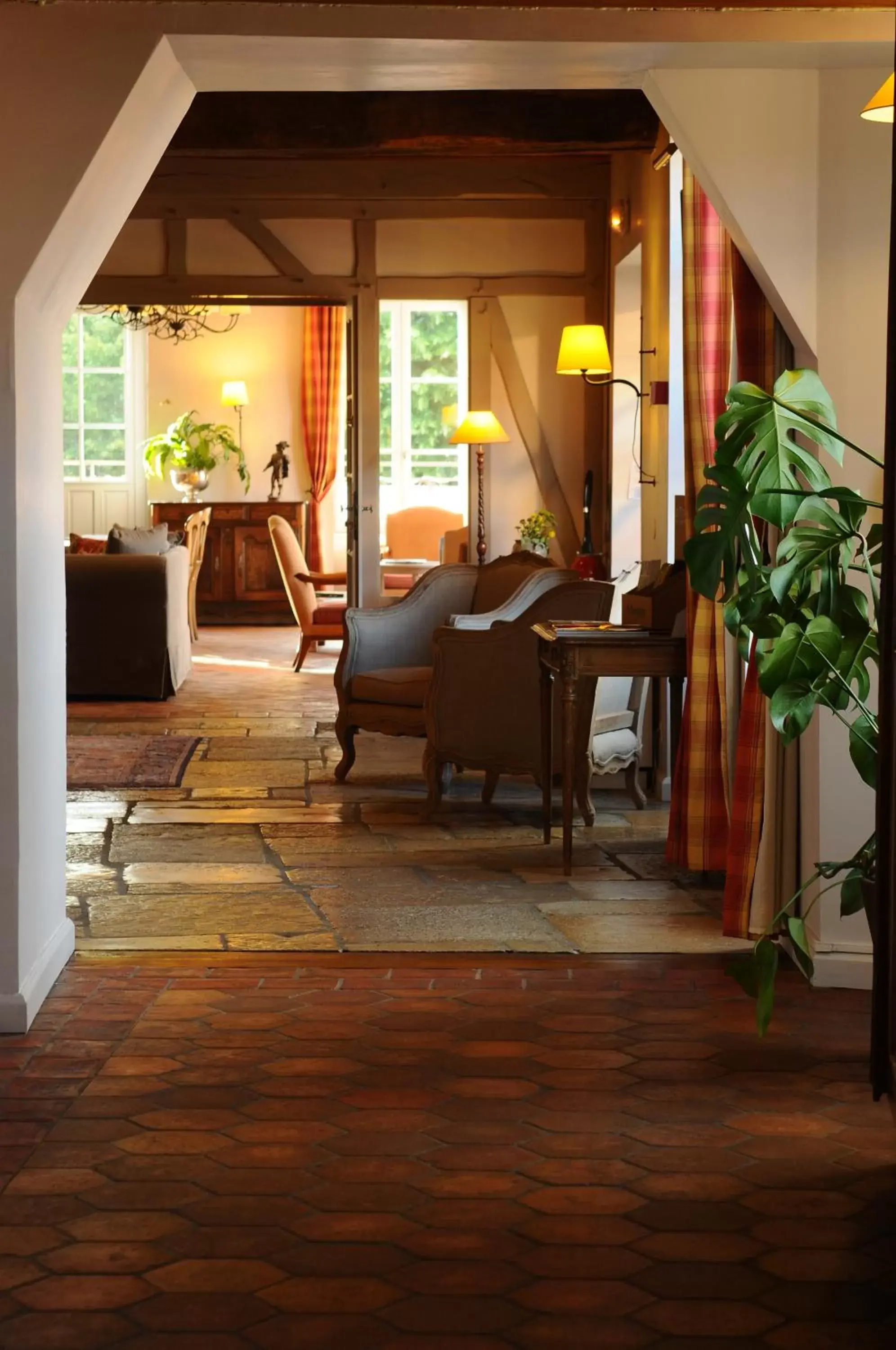 Communal lounge/ TV room in Hostellerie de la Tour d'Auxois