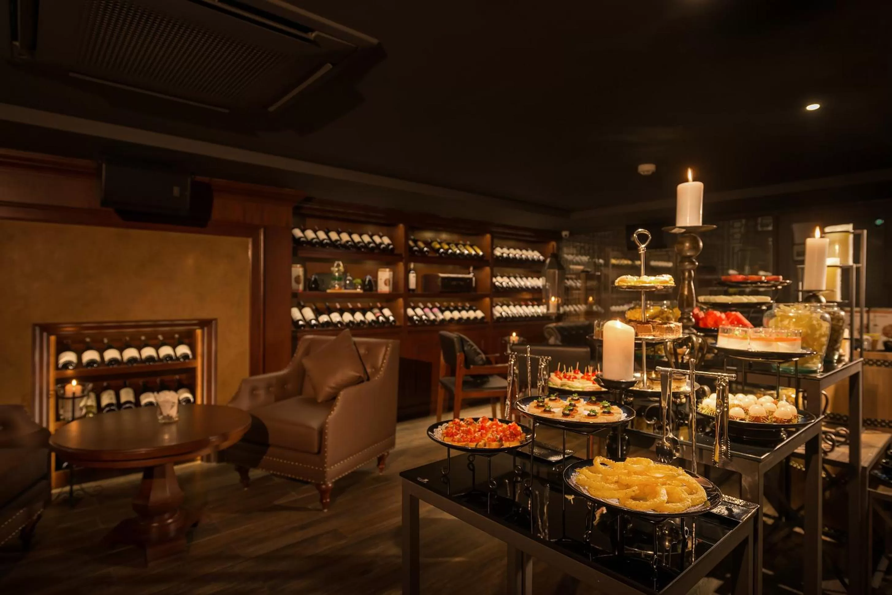 Restaurant/places to eat in Bespoke Trendy Hotel Hanoi