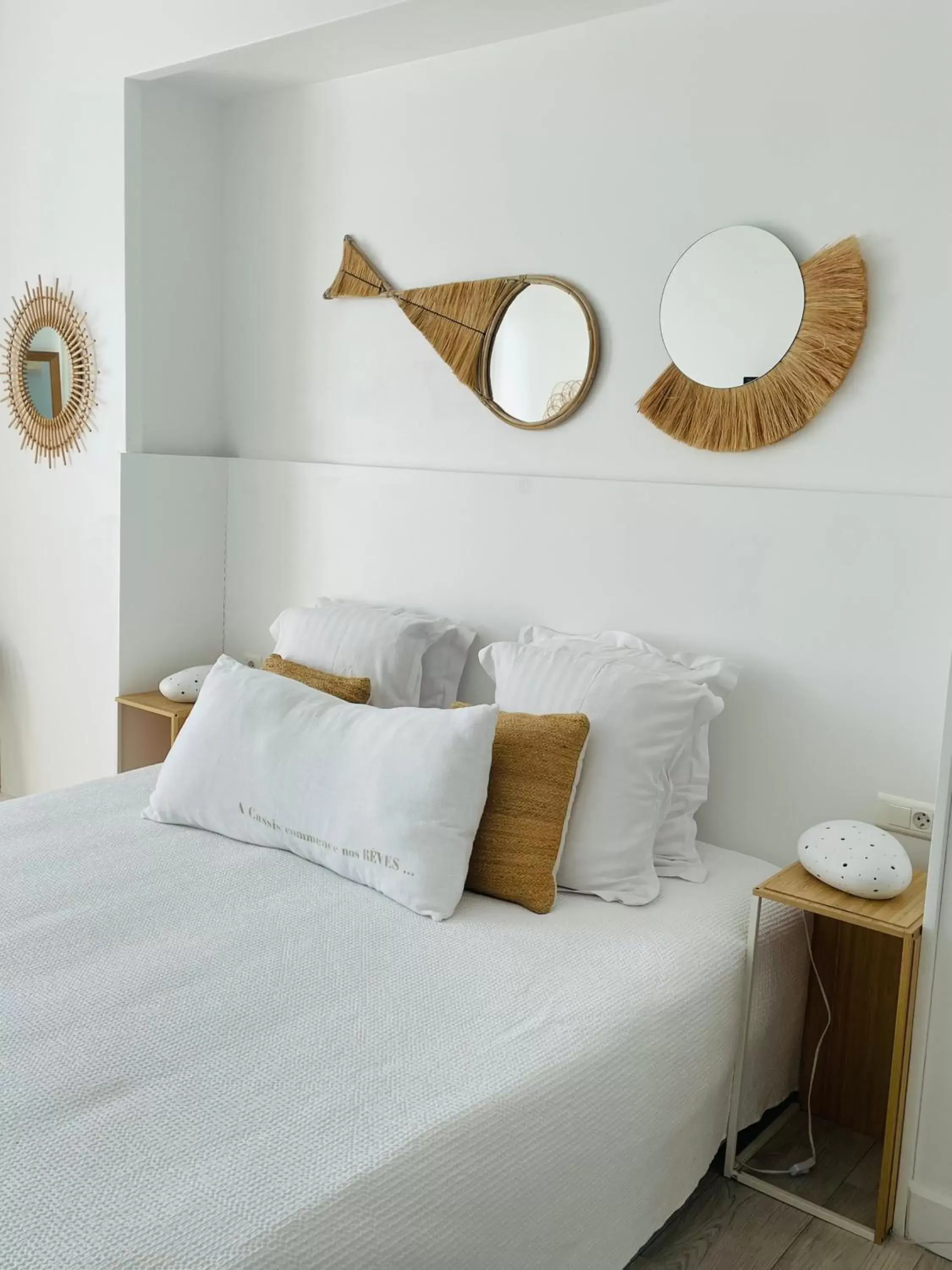 Photo of the whole room, Bed in Hotel de La Plage - Mahogany