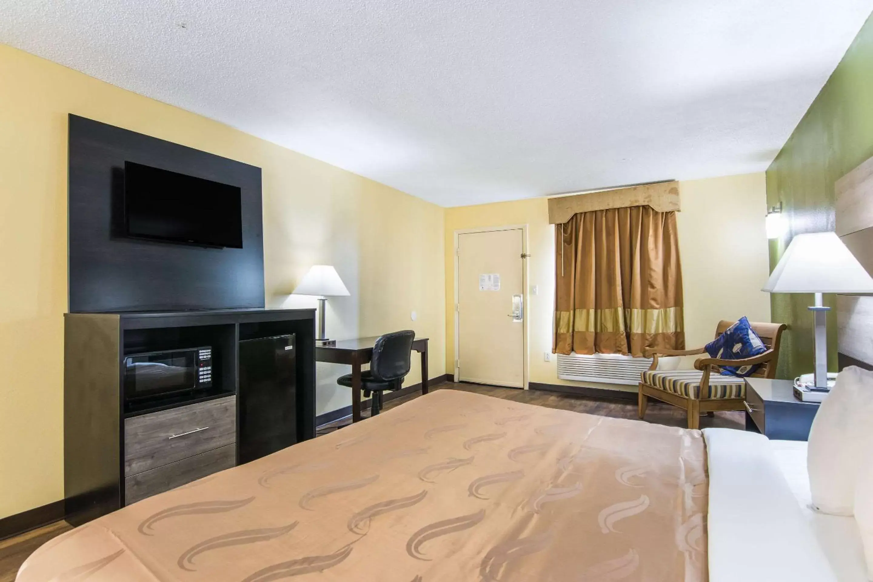 Photo of the whole room, TV/Entertainment Center in Quality Inn - Kings Mountain