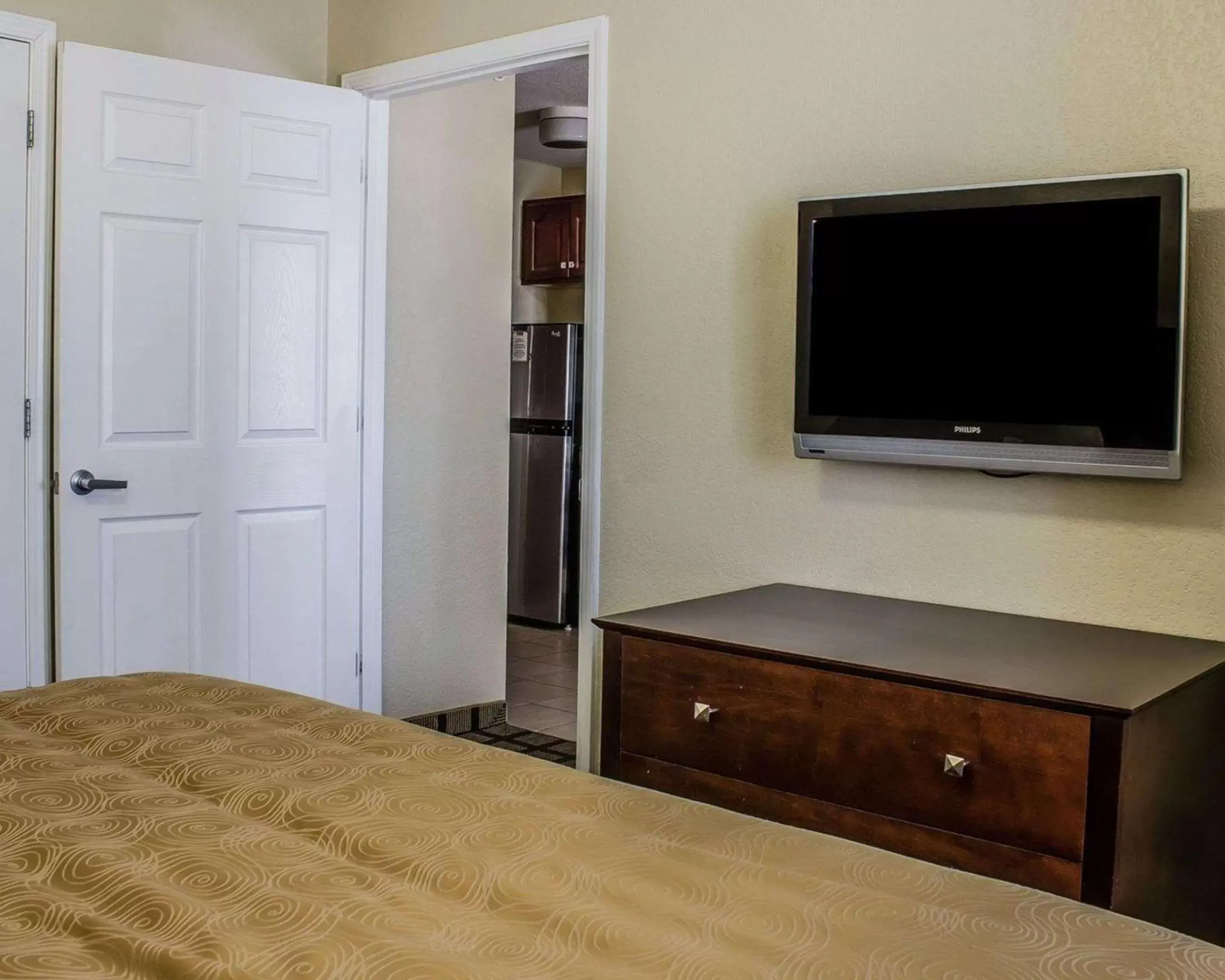 Bedroom, TV/Entertainment Center in MainStay Suites Coralville - Iowa City