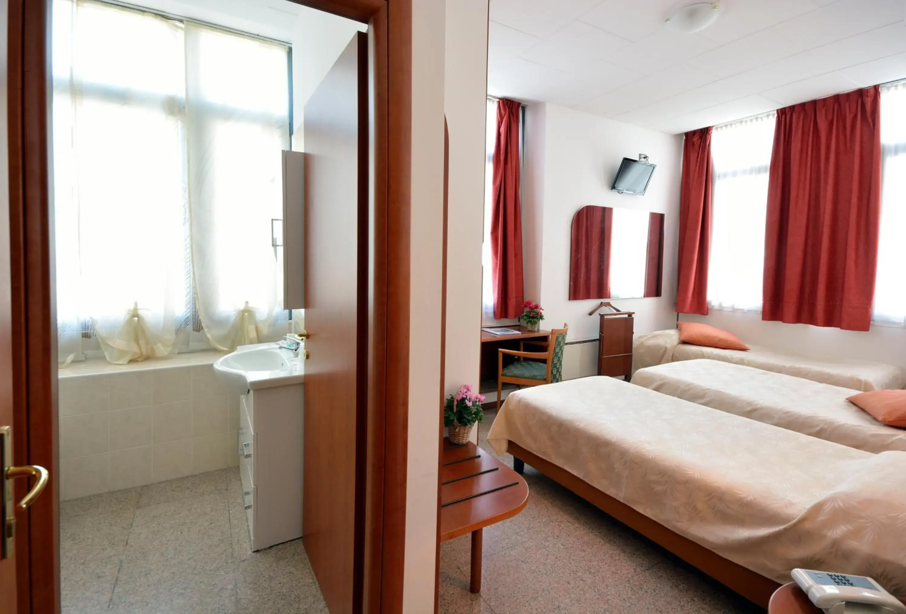 Bathroom, Bed in Albergo Meublè Stelvio