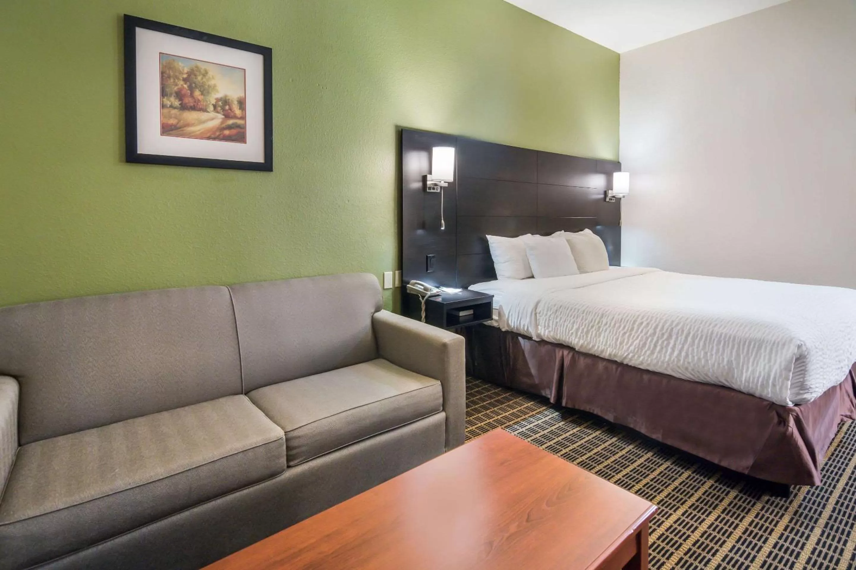 Photo of the whole room, Bed in Clarion Inn & Suites Weatherford South