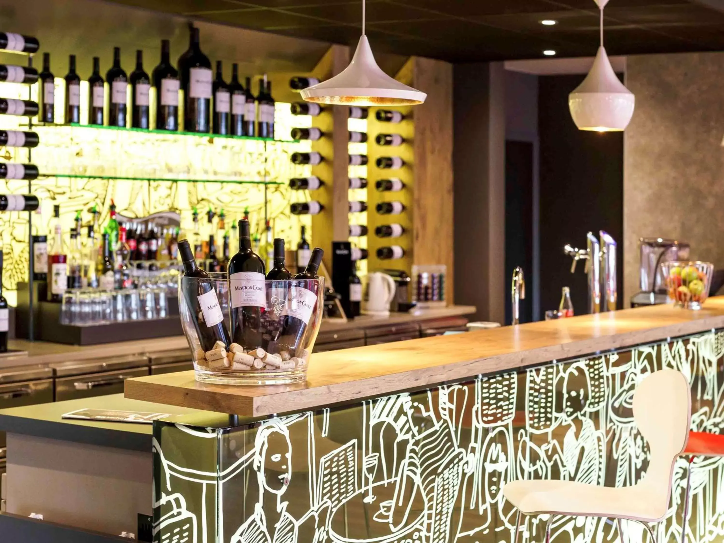 Lounge or bar, Lounge/Bar in ibis Honfleur