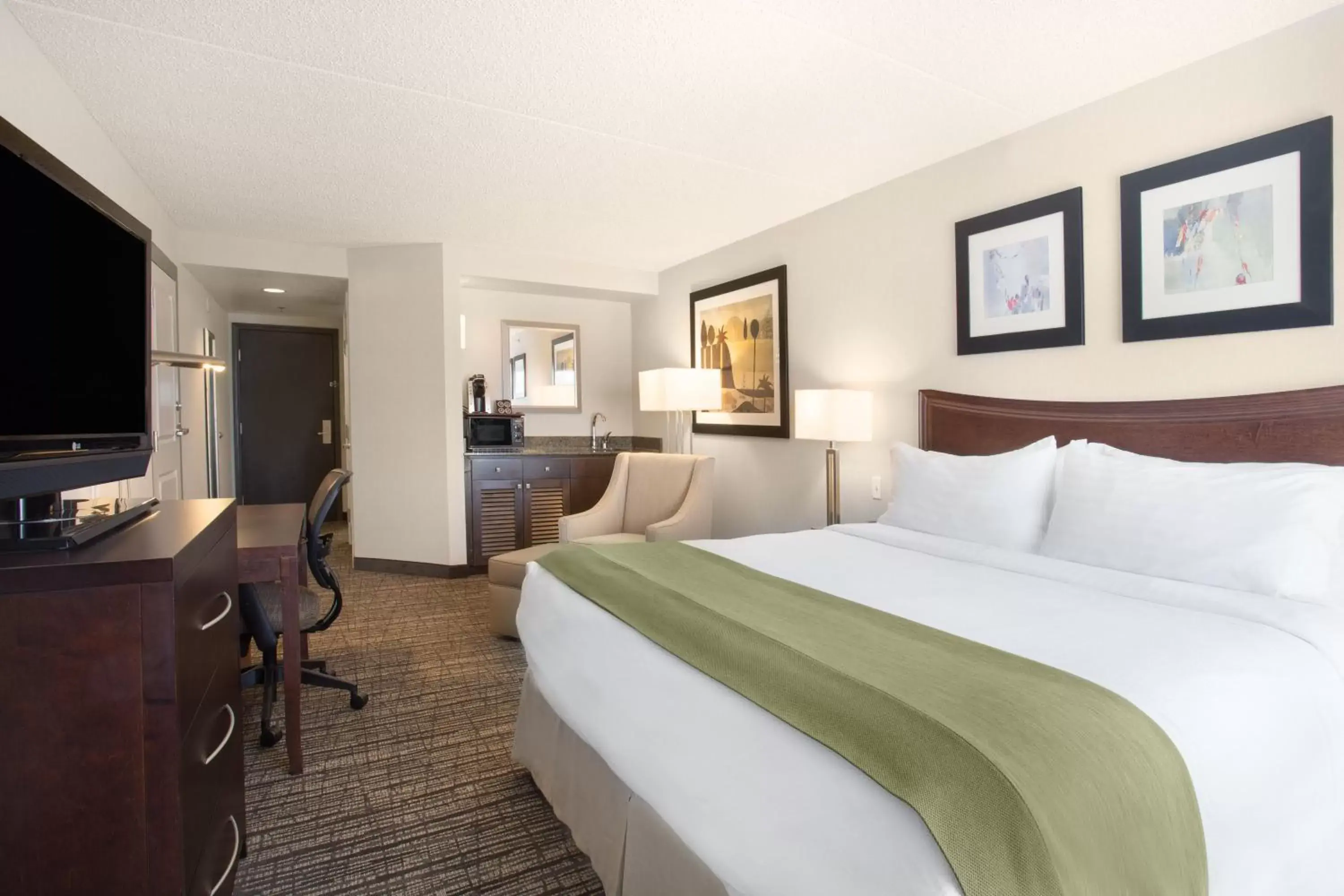Photo of the whole room, Bed in Holiday Inn Scottsdale North- Airpark, an IHG Hotel