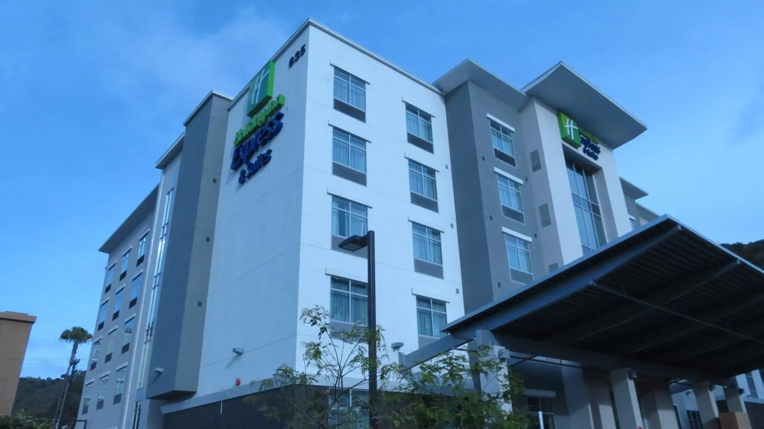 Property Building in Holiday Inn Express & Suites San Diego - Mission Valley, an IHG Hotel