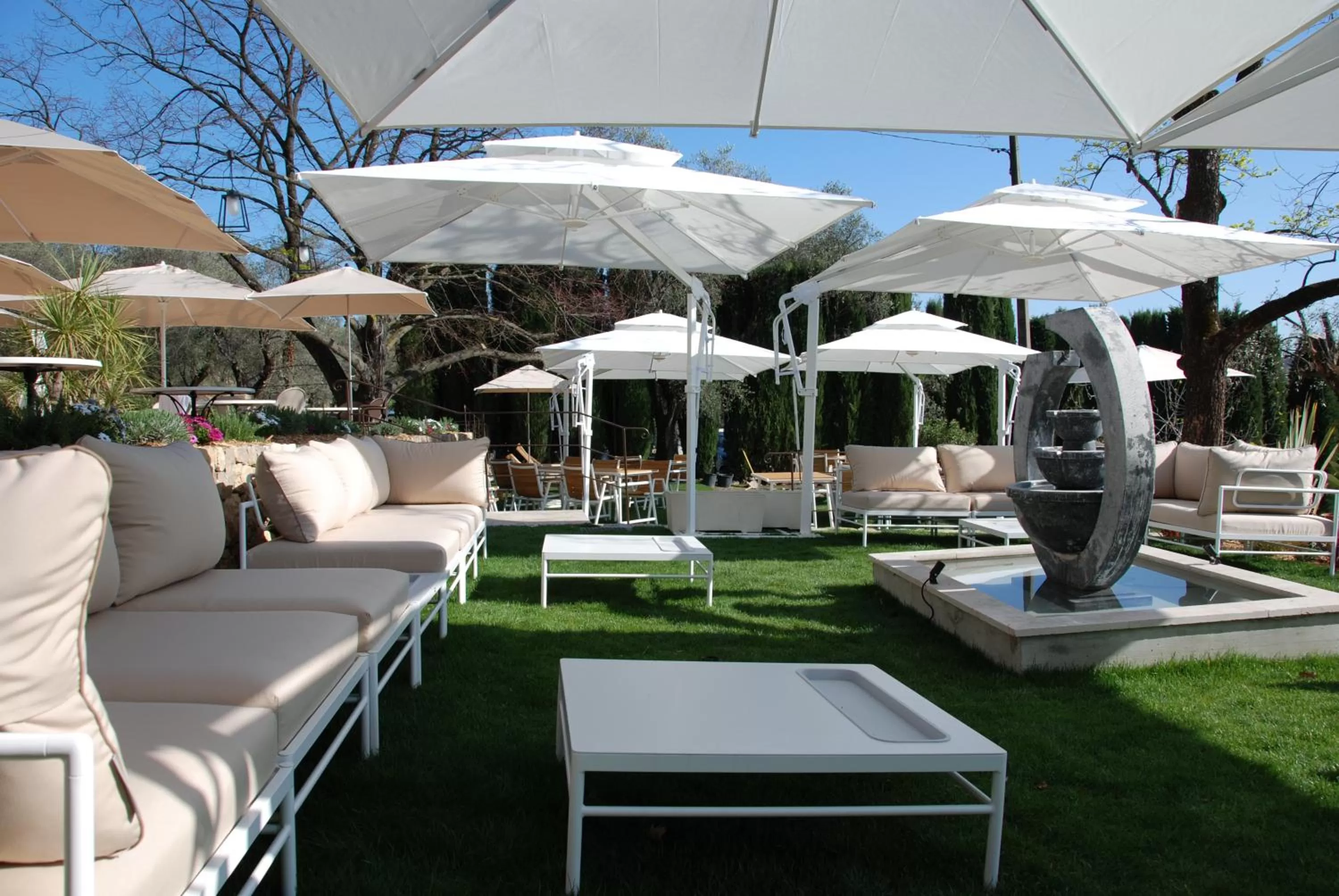 Property building, Swimming Pool in Les chambres d'hôtes de L'Oliveraie