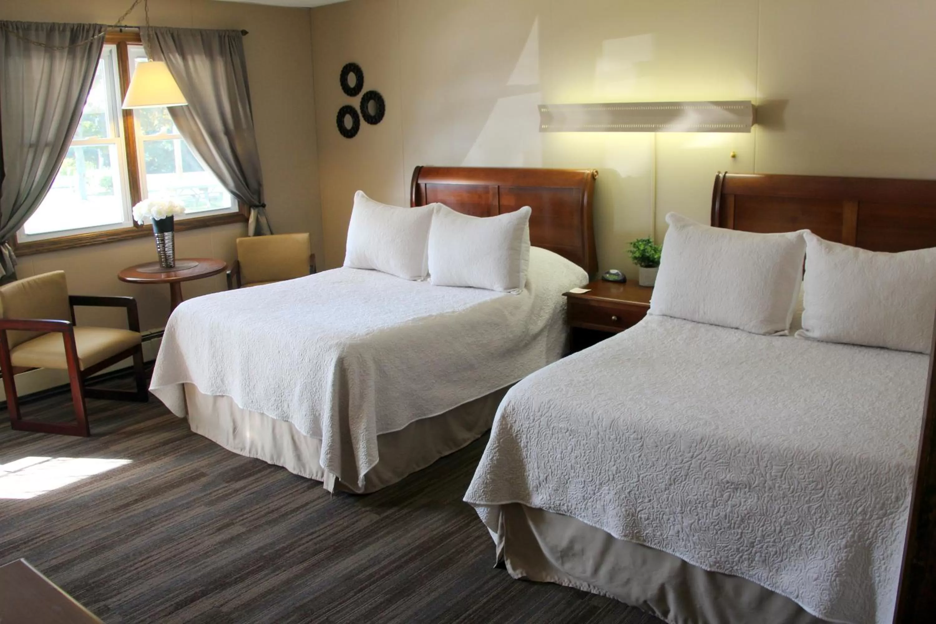 Bedroom, Bed in All Seasons Inn