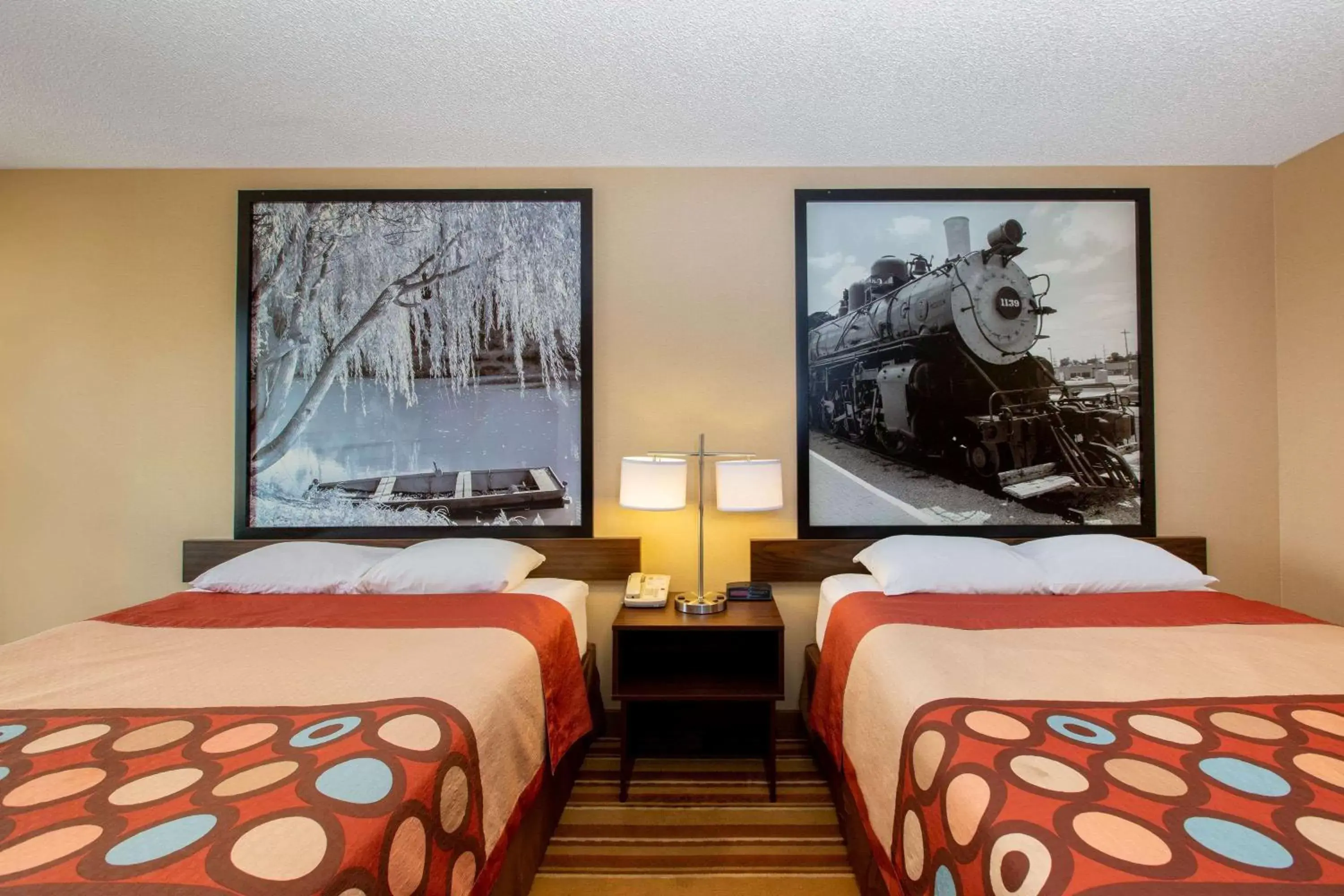 Photo of the whole room, Bed in Super 8 by Wyndham Salina I-70