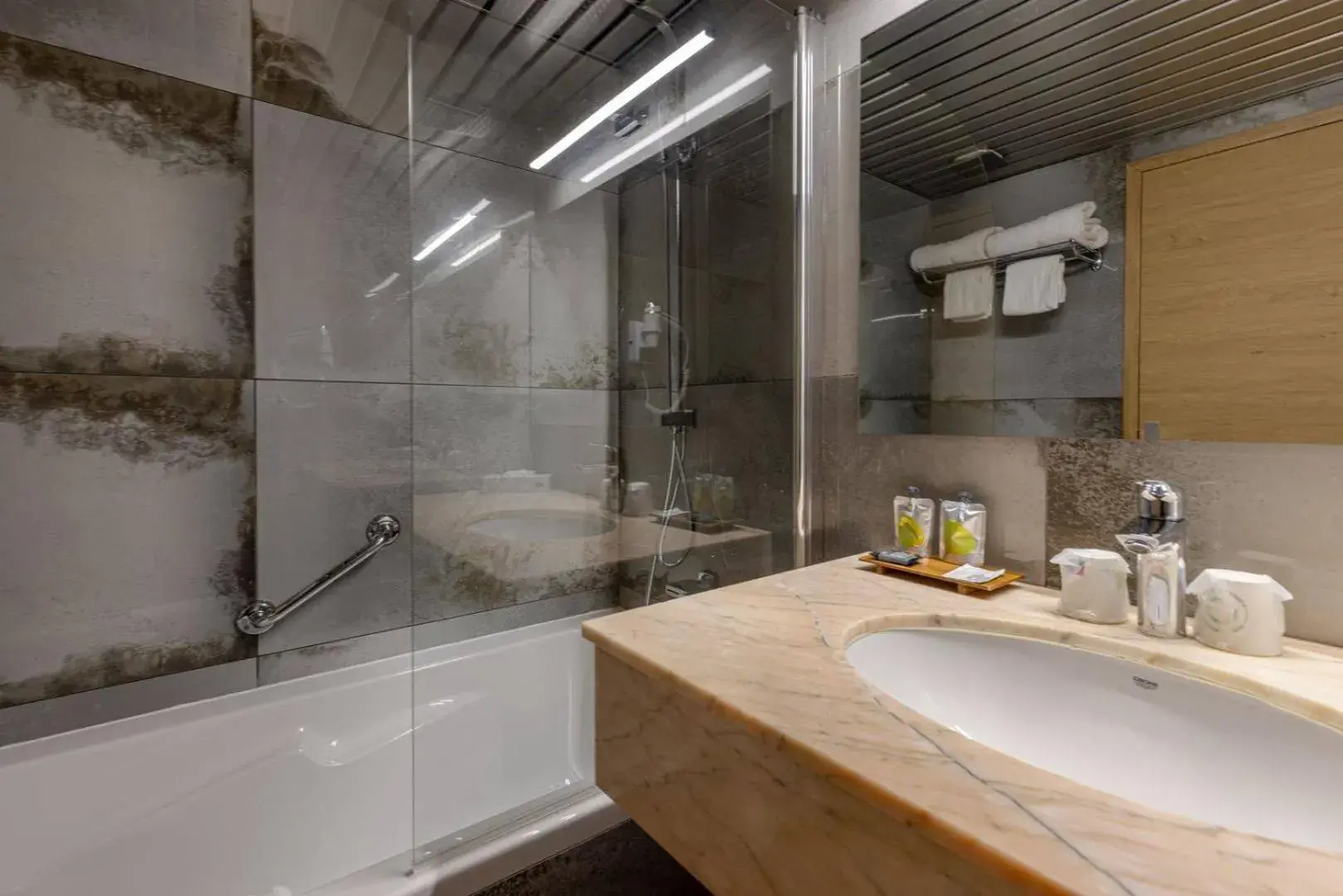 Bath, Bathroom in Hôtel Le Yachtman