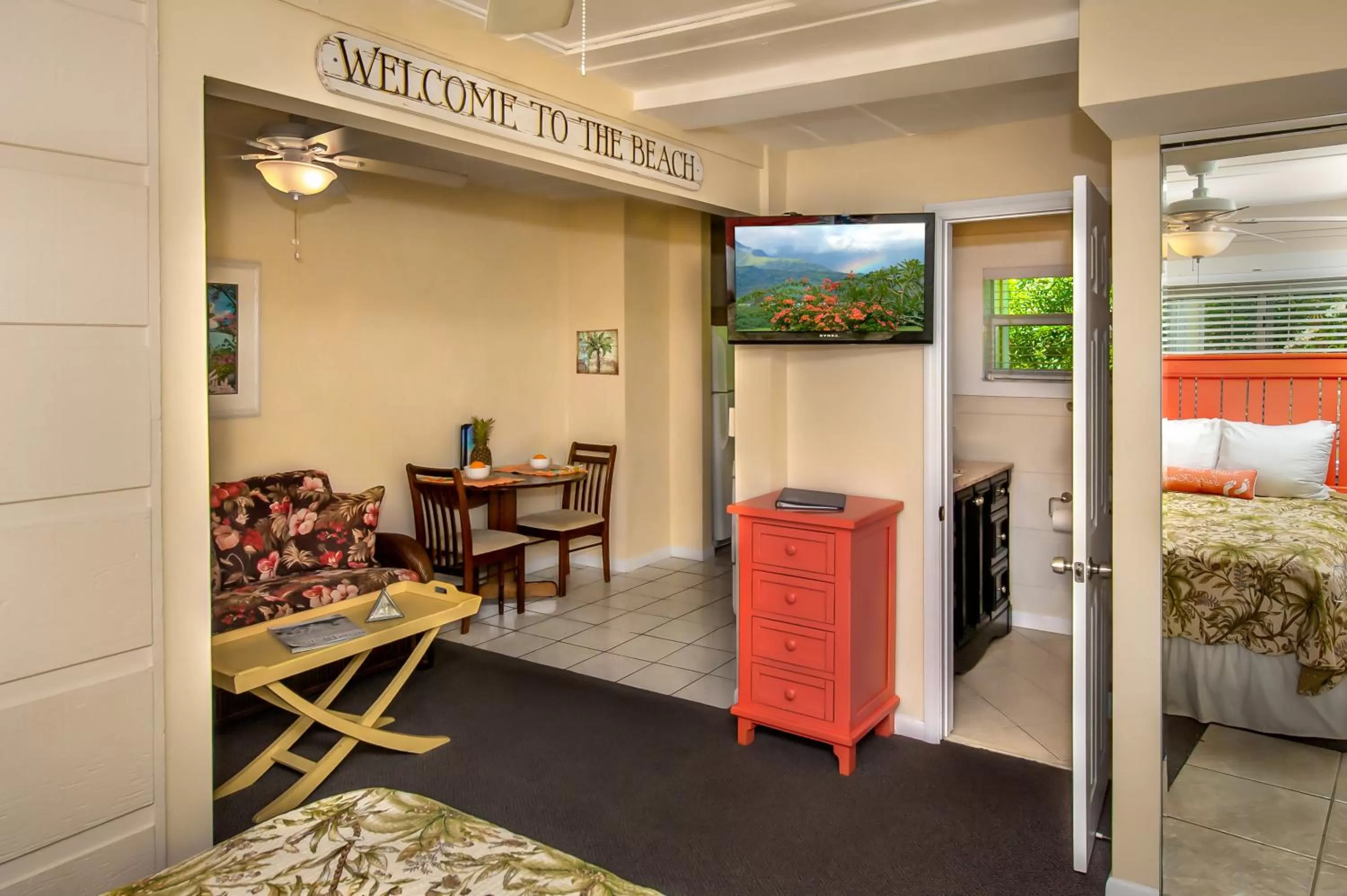 Seating area, Bed in Cedar Cove Resort & Cottages