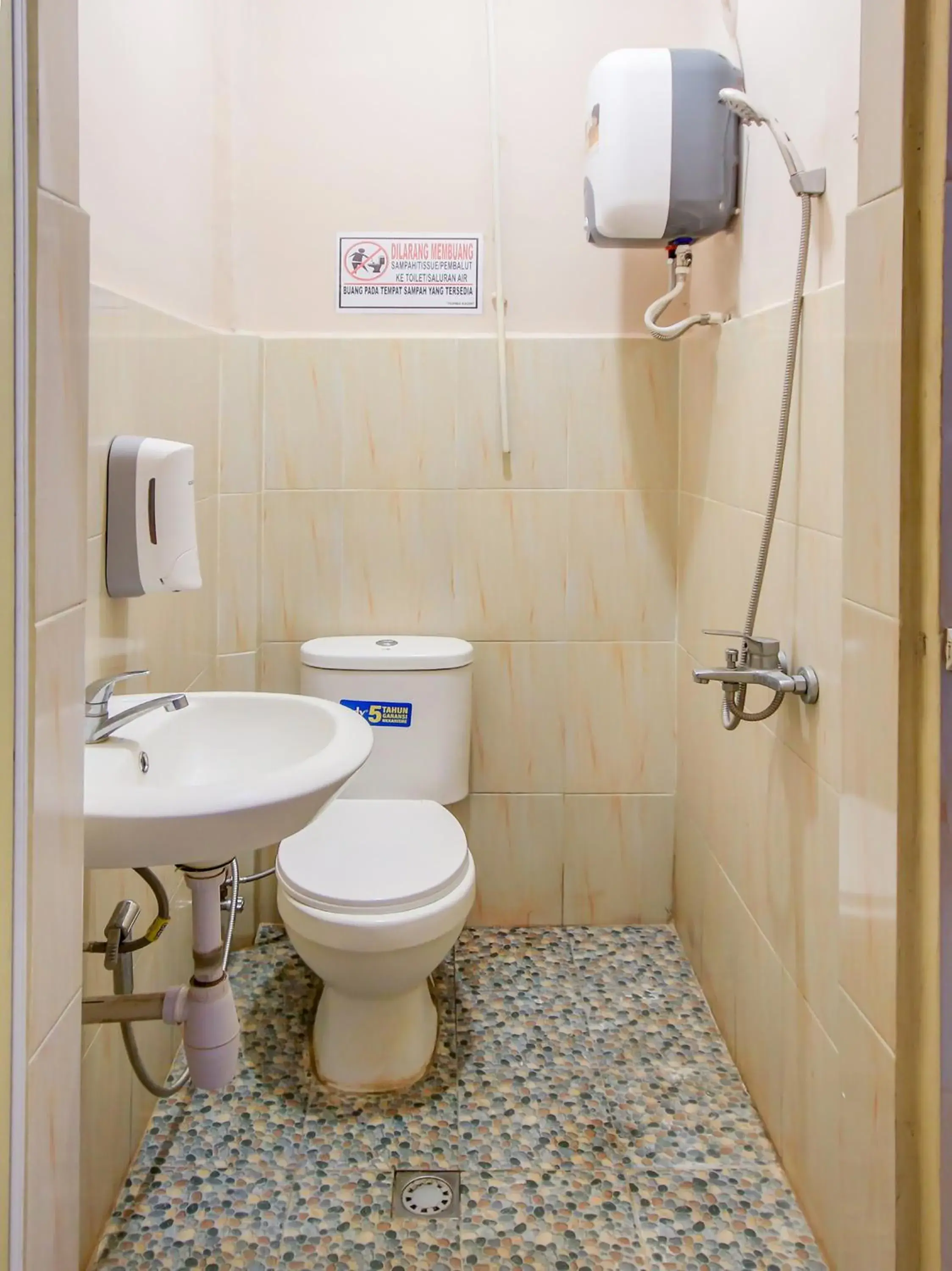 Bathroom in OYO 3389 Sonya Homestay Syariah