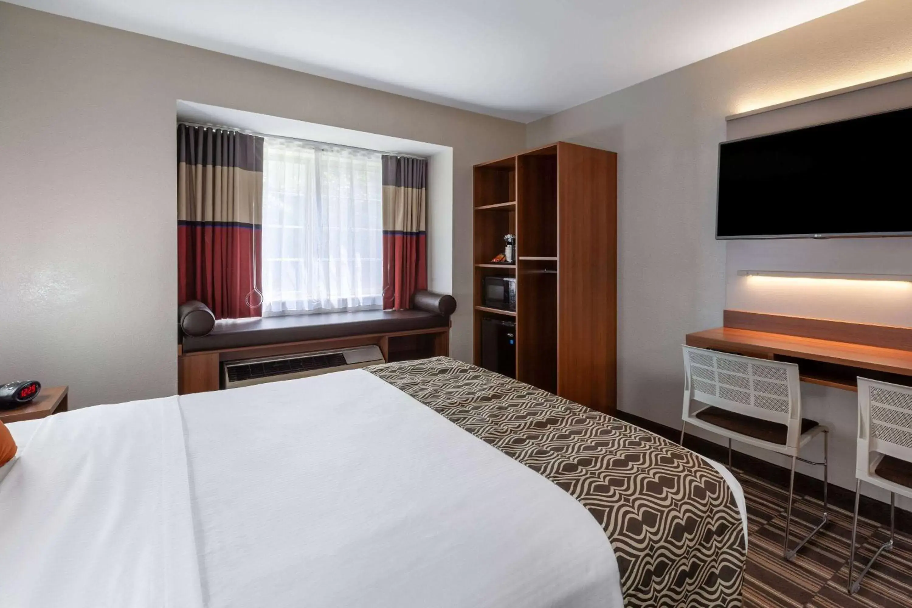 Photo of the whole room, Bed in Microtel Inn & Suites by Wyndham Sunbury - Columbus North