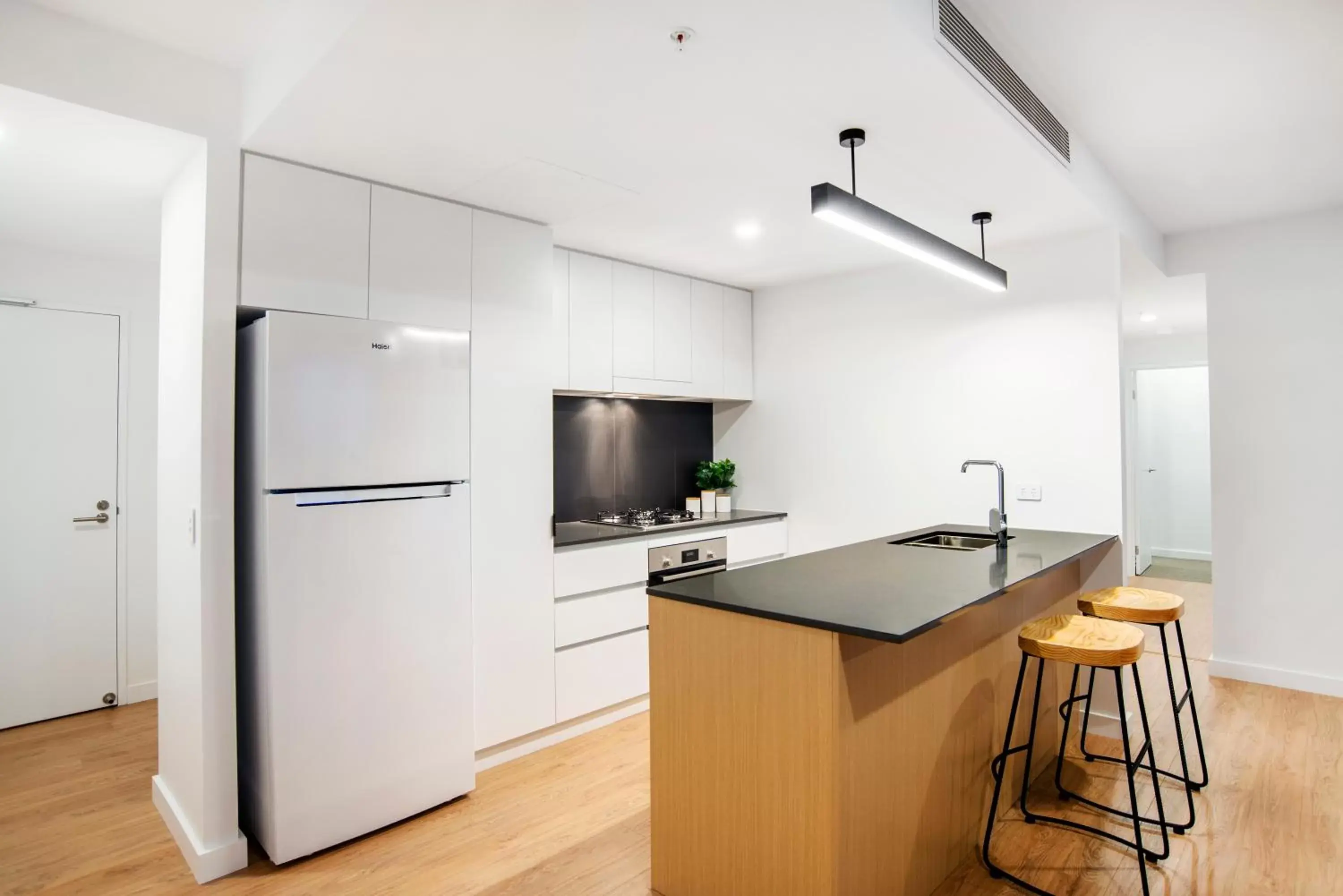 Kitchen or kitchenette, Kitchen/Kitchenette in Brisbane One Apartments by CLLIX