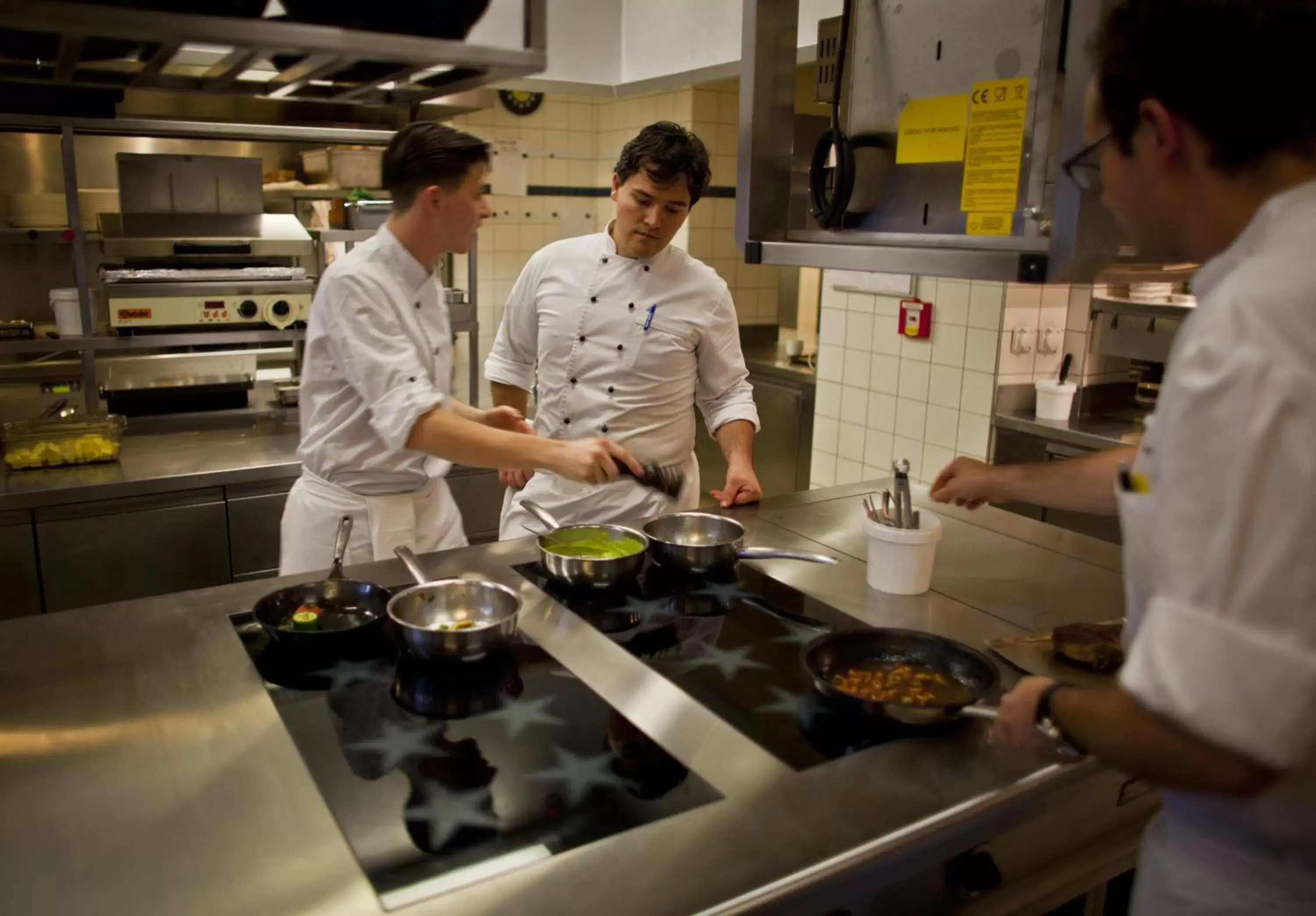 Staff, Kitchen/Kitchenette in Auberge du Raisin