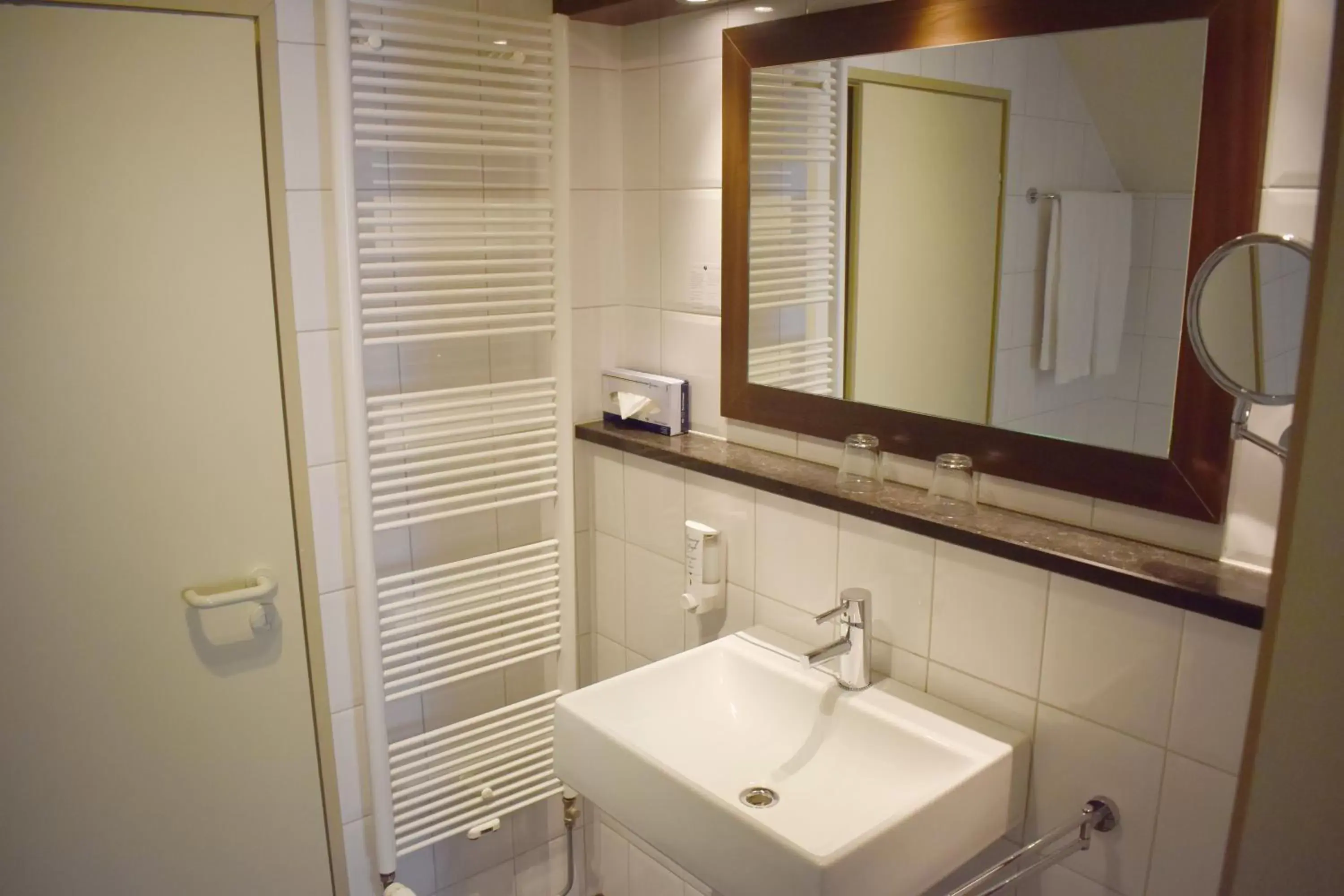 Bathroom in Fletcher Hotel-Restaurant Kasteel Erenstein Bathroom in Fletcher Hotel-Restaurant Kasteel Erenstein