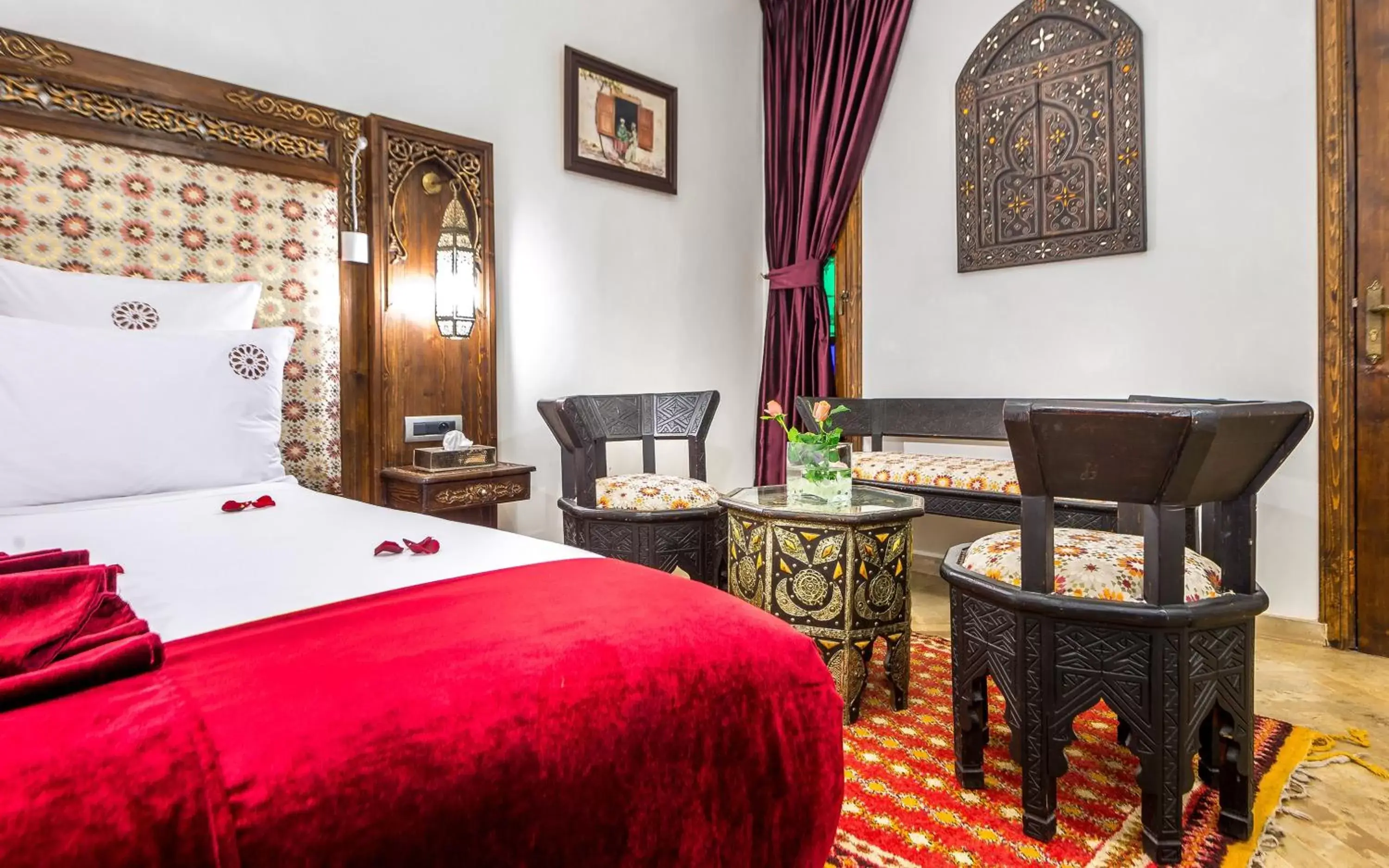 Seating area, Bed in Hotel & Ryad Art Place Marrakech