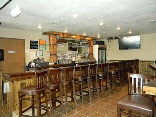 Lounge or bar, Lounge/Bar in Boarders Inn & Suites by Cobblestone Hotels - Munising