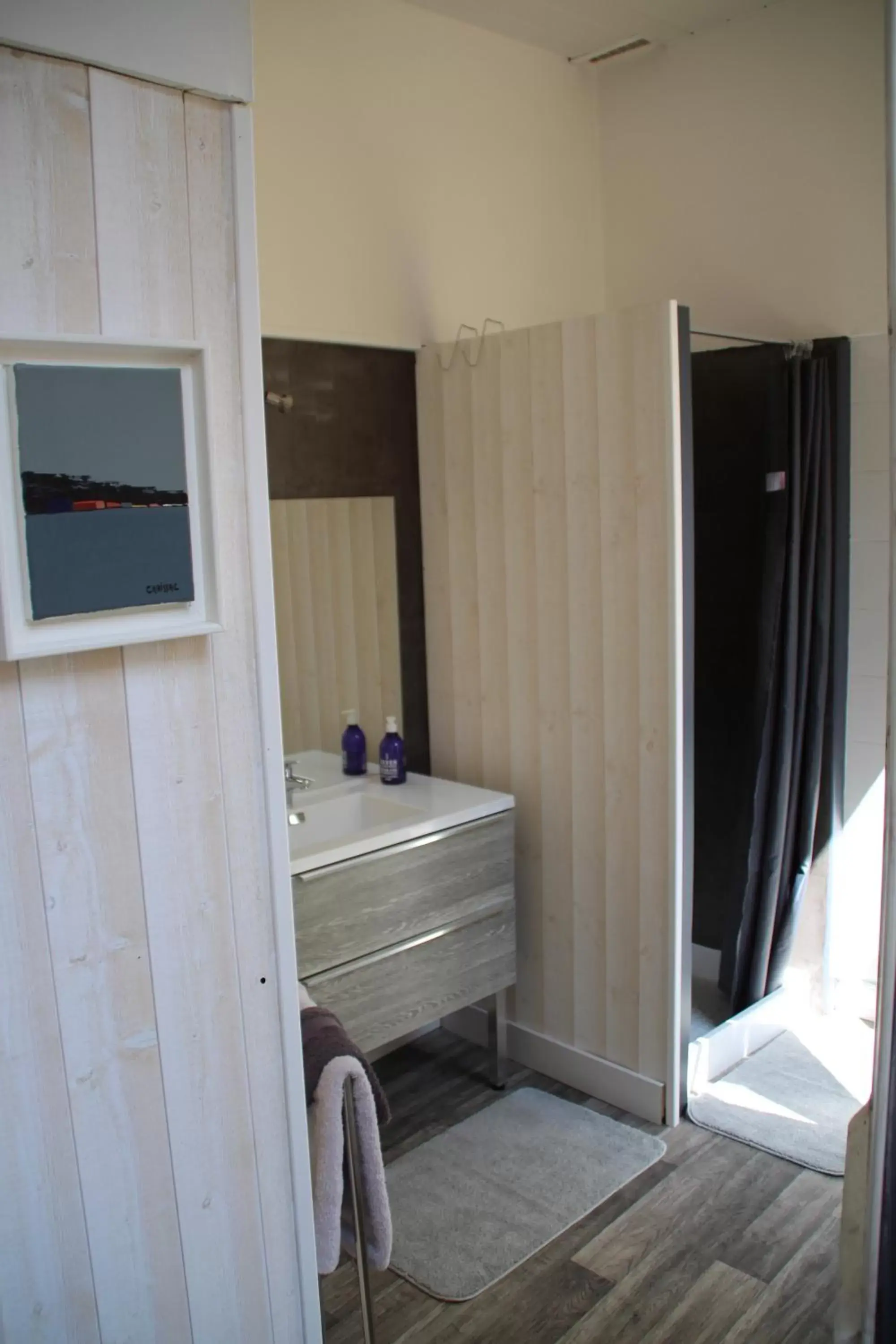 Bathroom, TV/Entertainment Center in Une Chambre en Ville