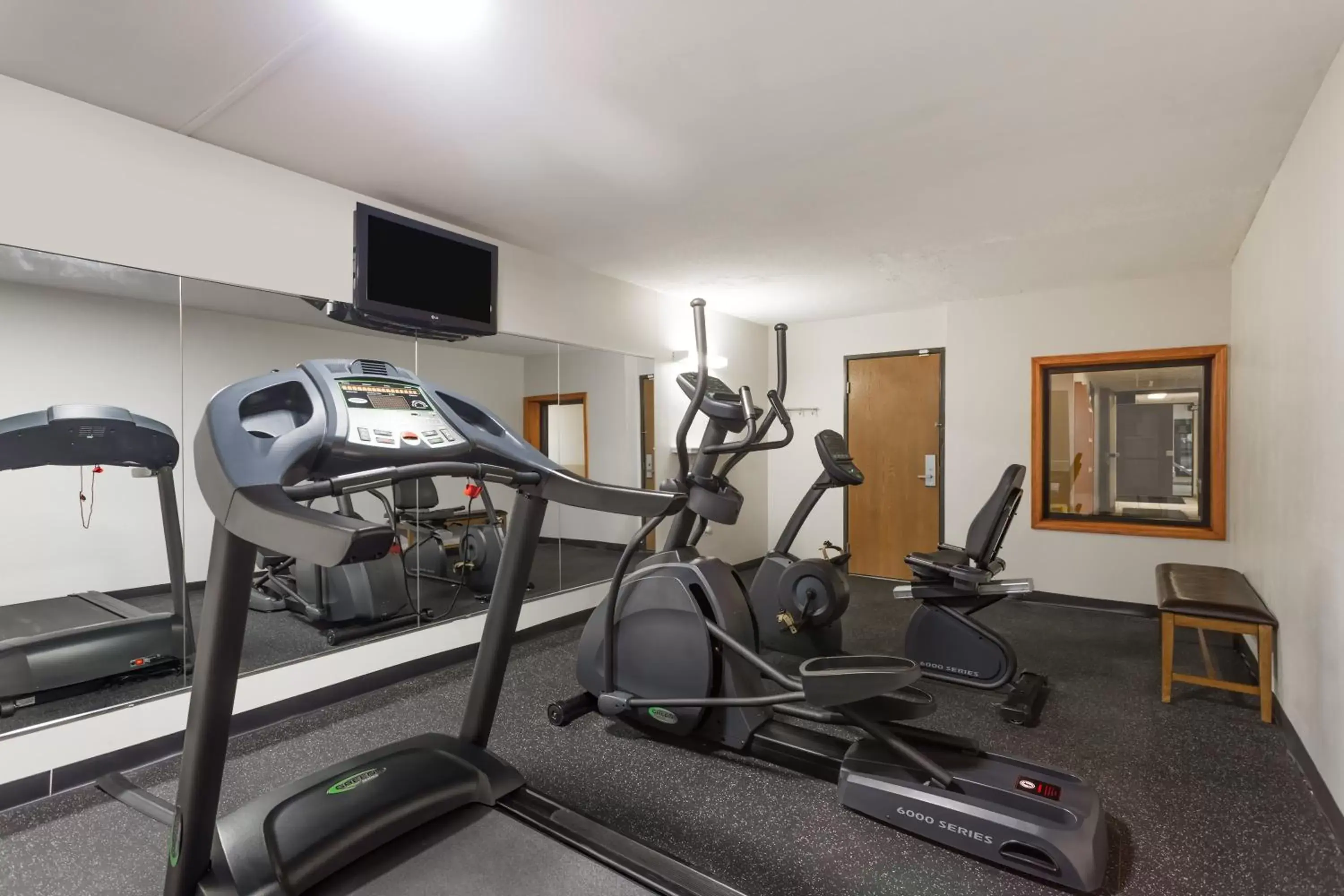 Fitness centre/facilities, Fitness Center/Facilities in Super 8 by Wyndham Germantown/Milwaukee