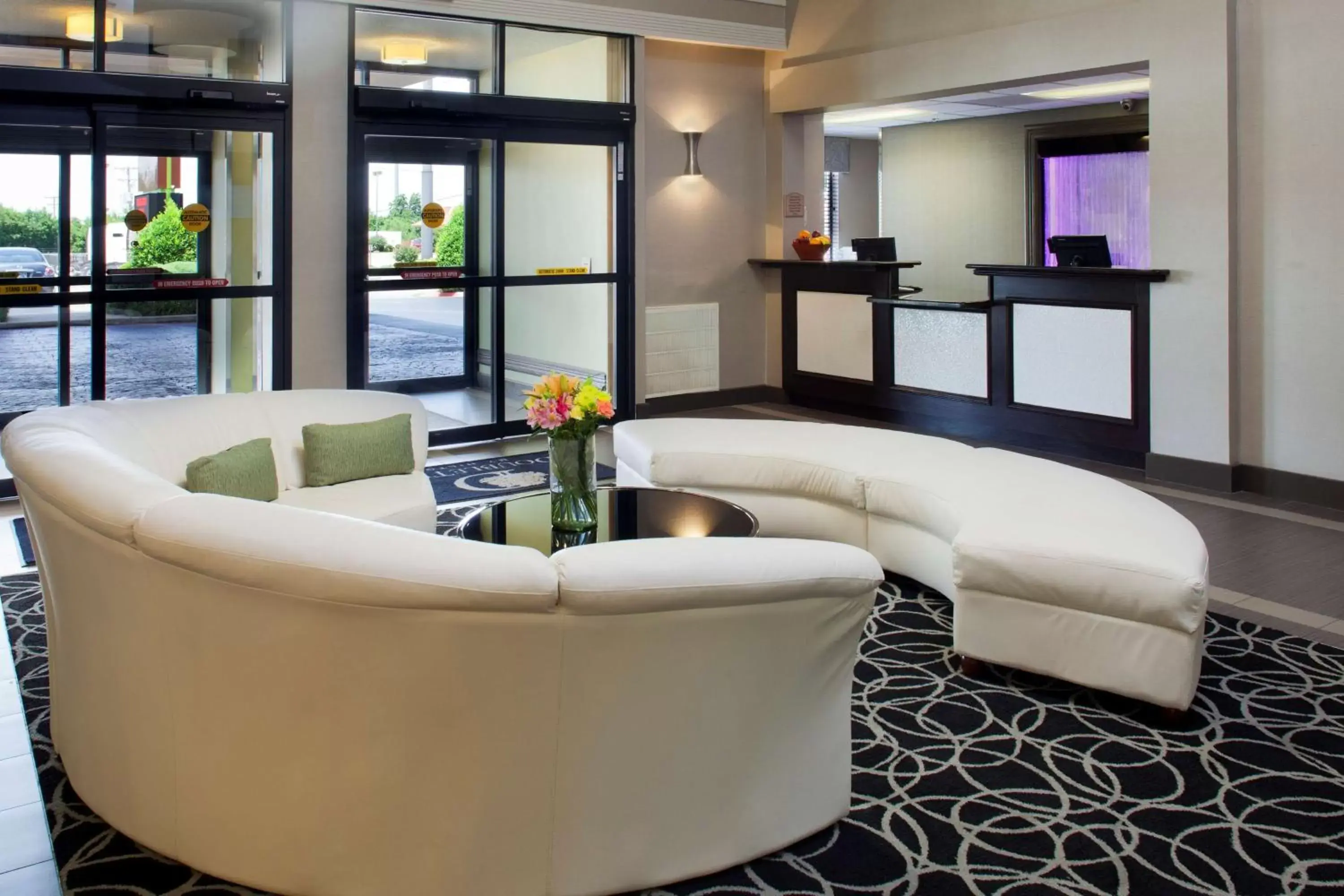 Lobby or reception, Lounge/Bar in DoubleTree by Hilton Springdale