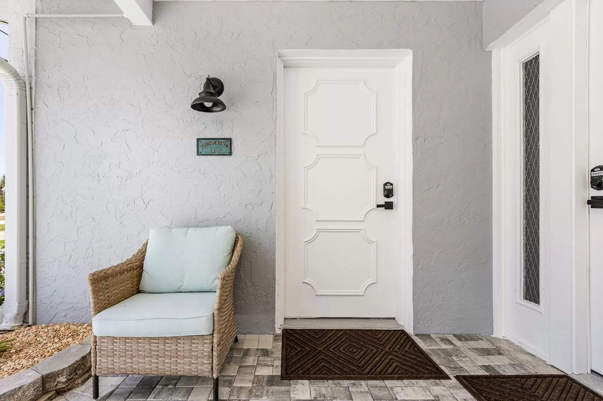 Seating area in Matlacha on Shoreview