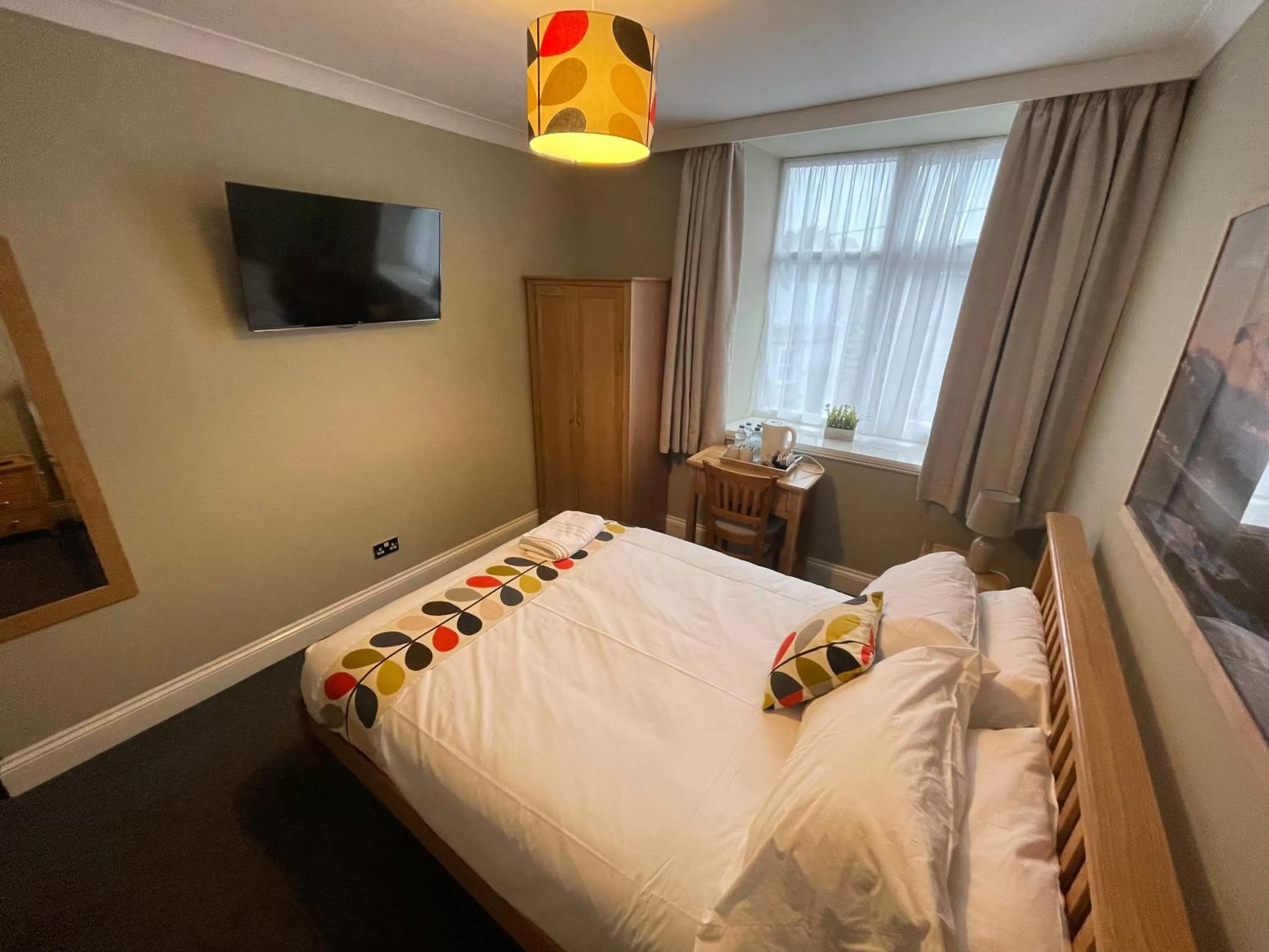 Bedroom, Bed in Y Griffin