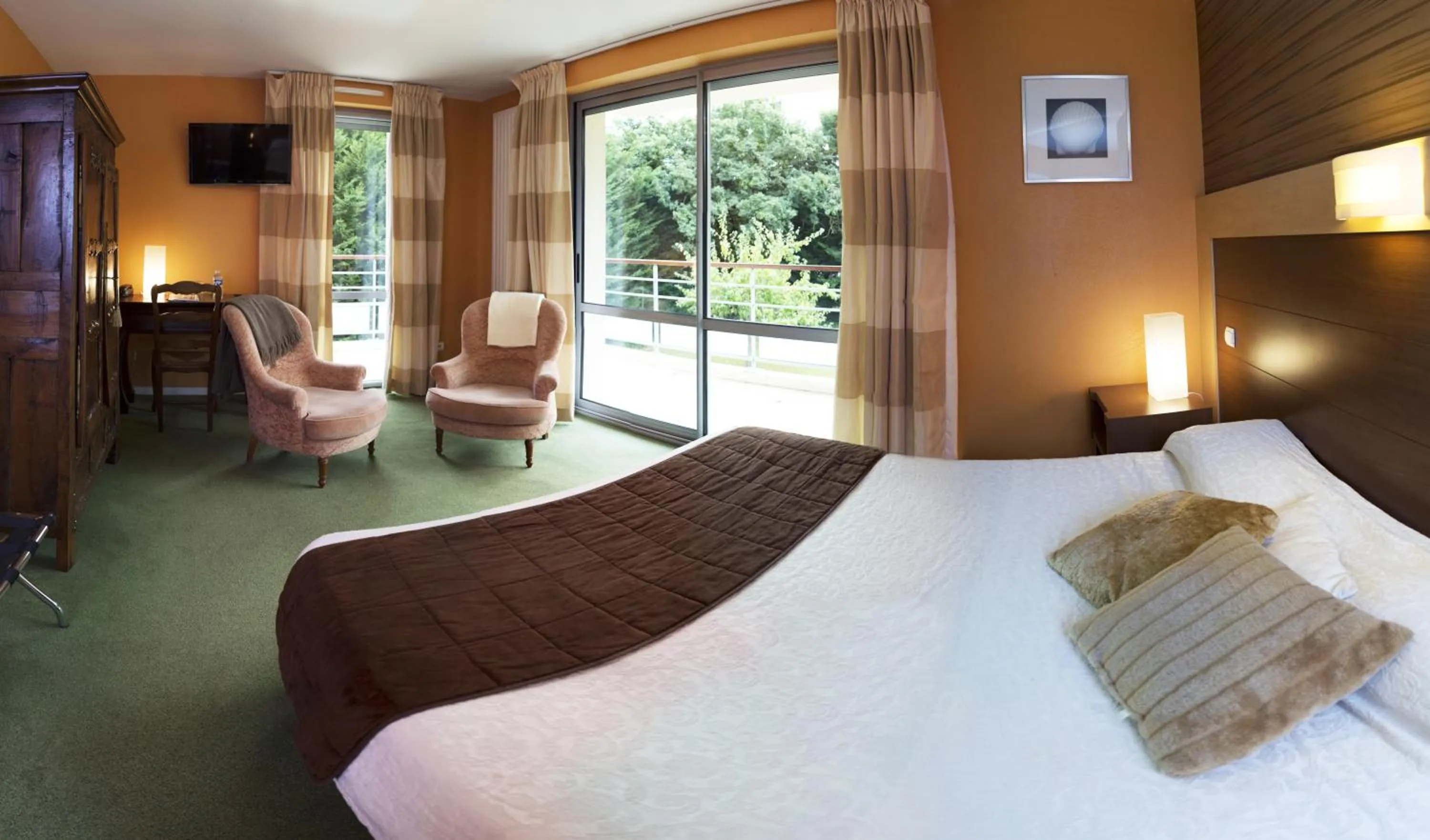 Photo of the whole room in Le Clos Champel Hôtel Restaurant Logis