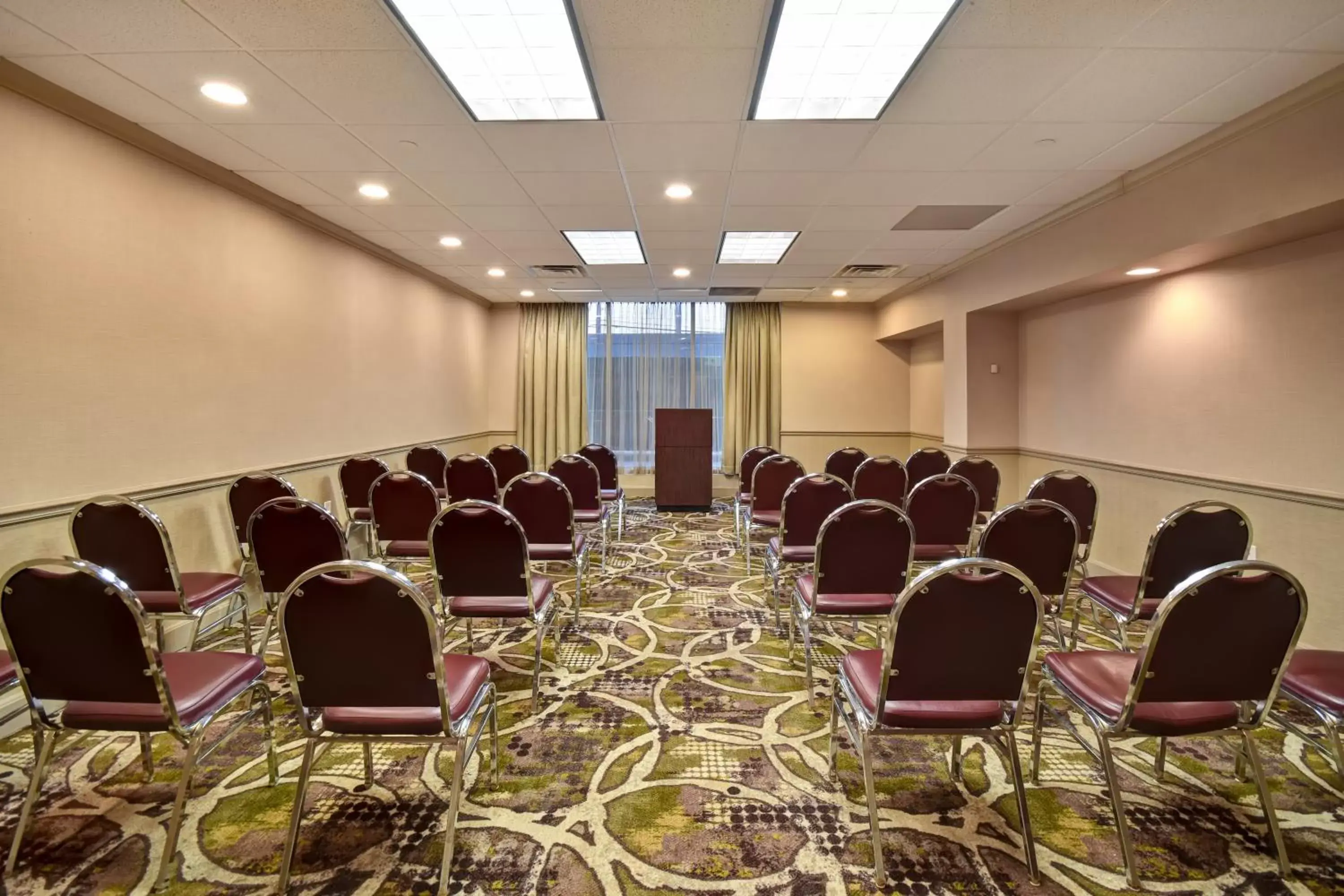 Meeting/conference room in Holiday Inn Cincinnati-Riverfront, an IHG Hotel