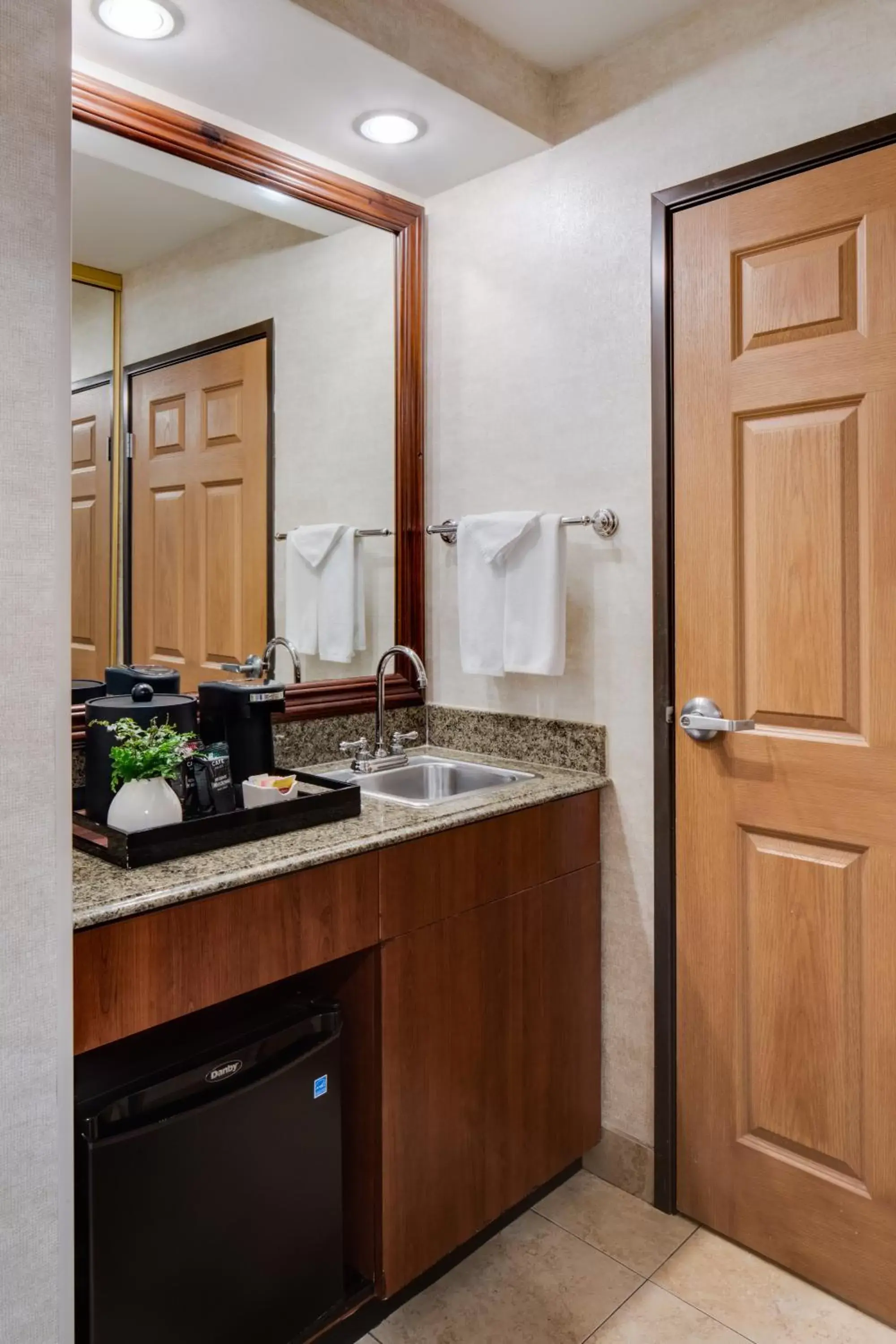 Coffee/tea facilities, Kitchen/Kitchenette in Ayres Hotel Costa Mesa Newport Beach