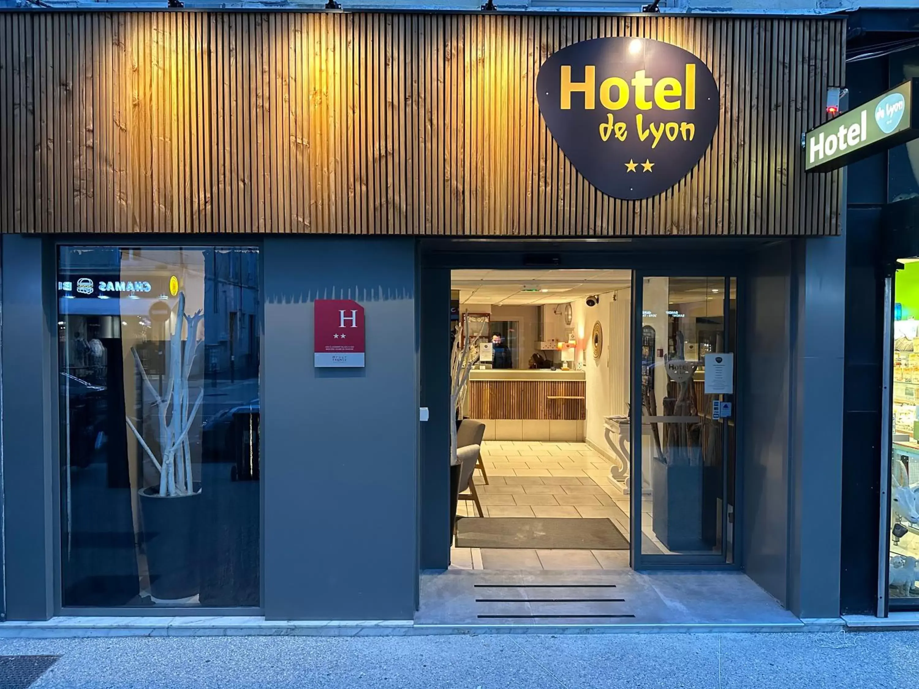 Facade/entrance in Hôtel de Lyon