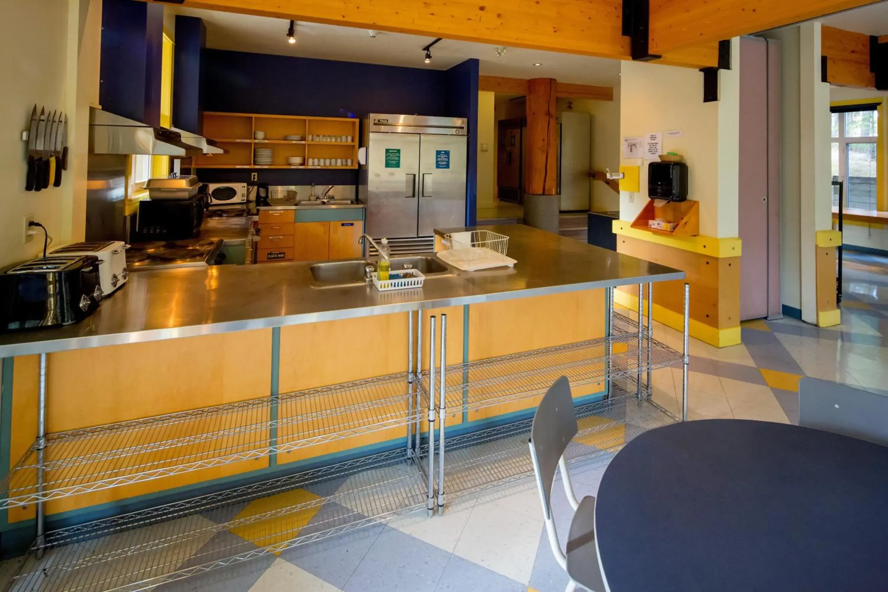 Communal kitchen, Kitchen/Kitchenette in HI Banff Alpine Centre - Hostel