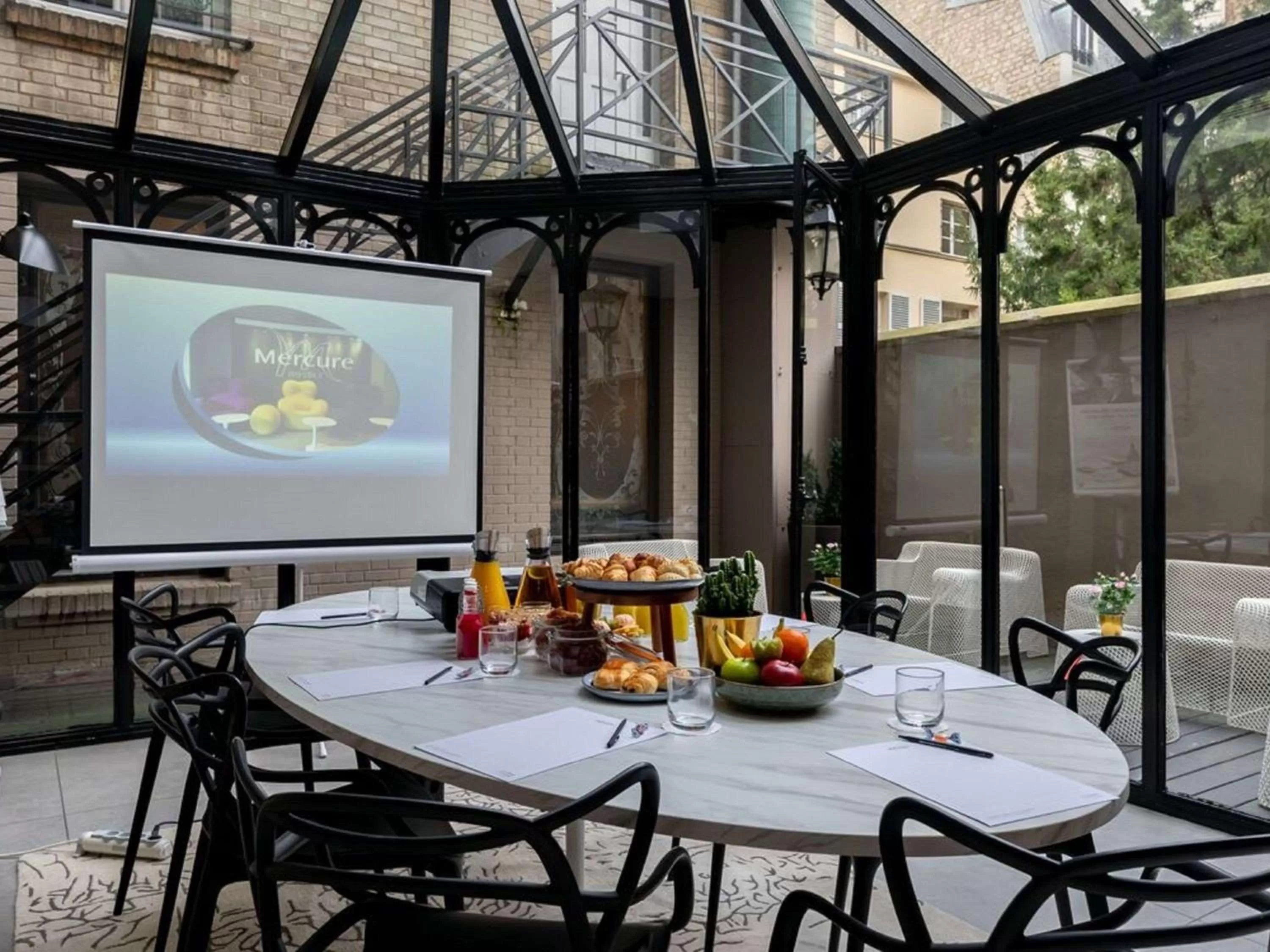 Patio in Mercure Paris Alesia