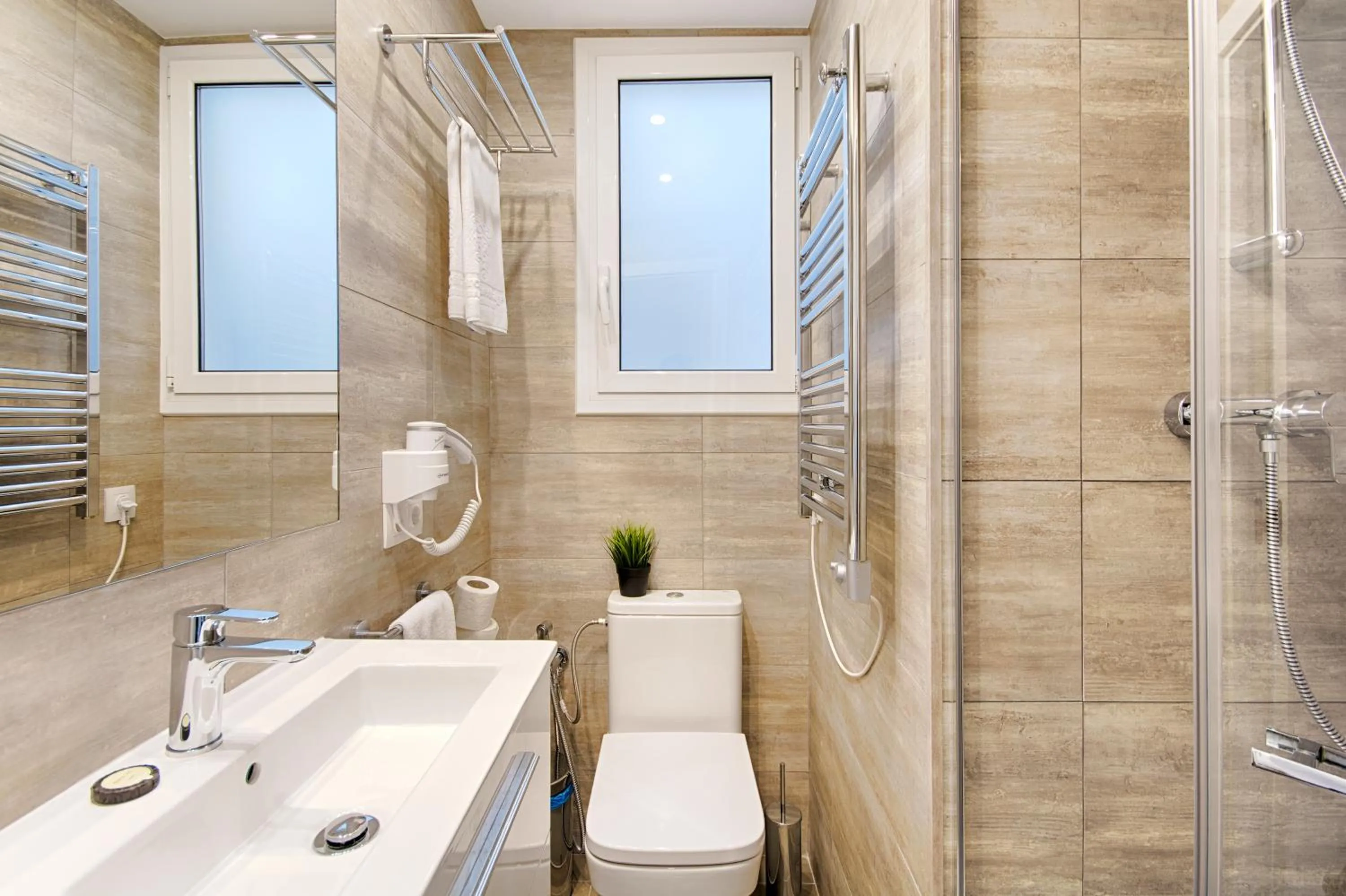 Bathroom in Eixample Building Apartments by Mercedes Heritage