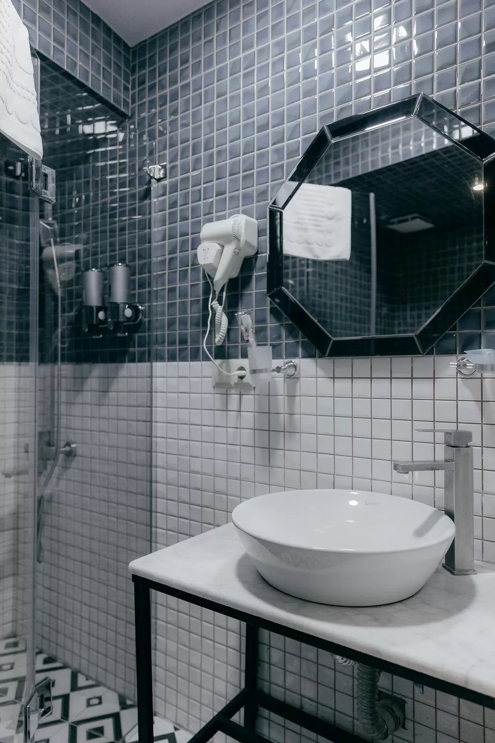 Shower in Royal Plaza Hotel