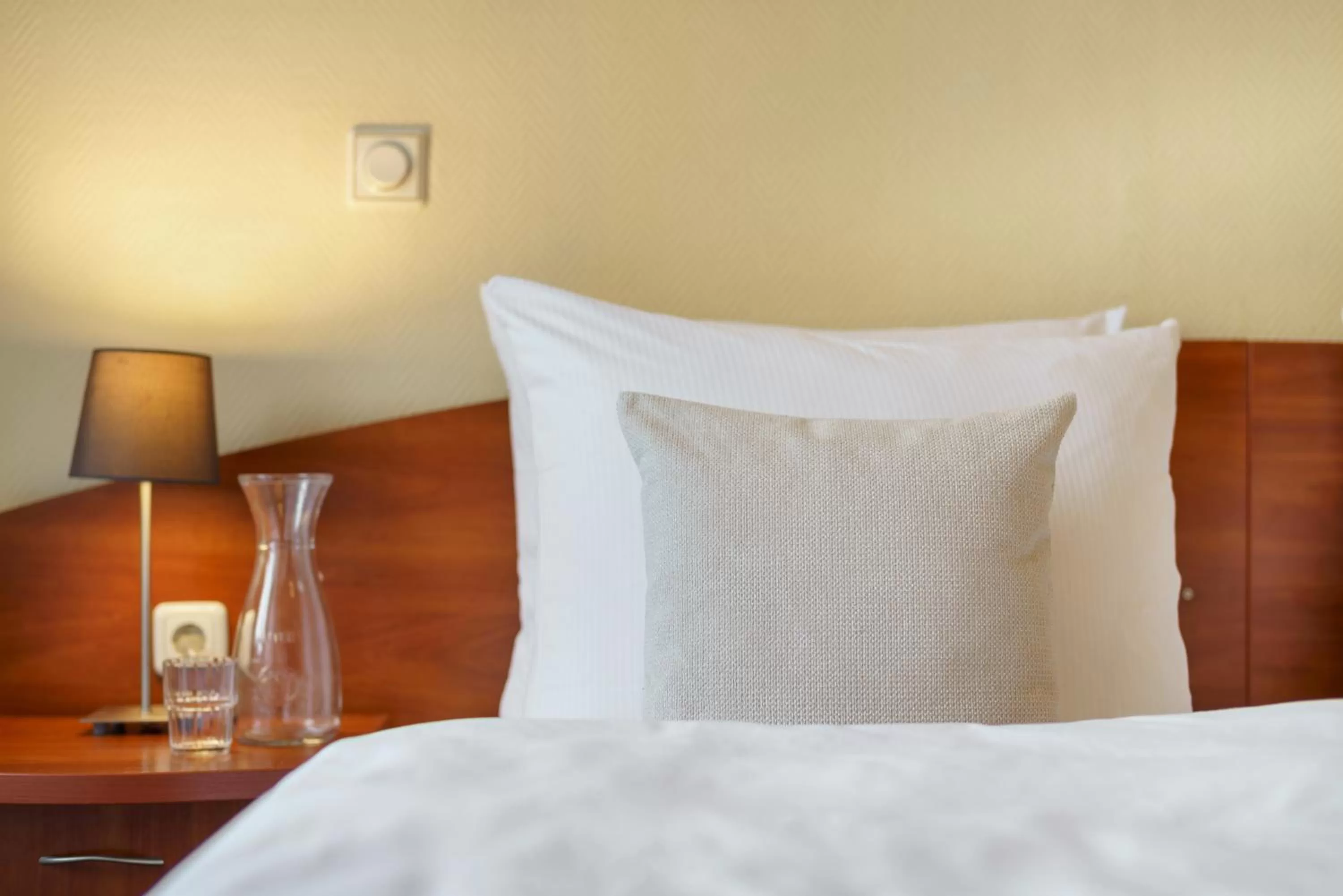 Photo of the whole room, Bed in Hotel Kronprinz Hamburg Hauptbahnhof