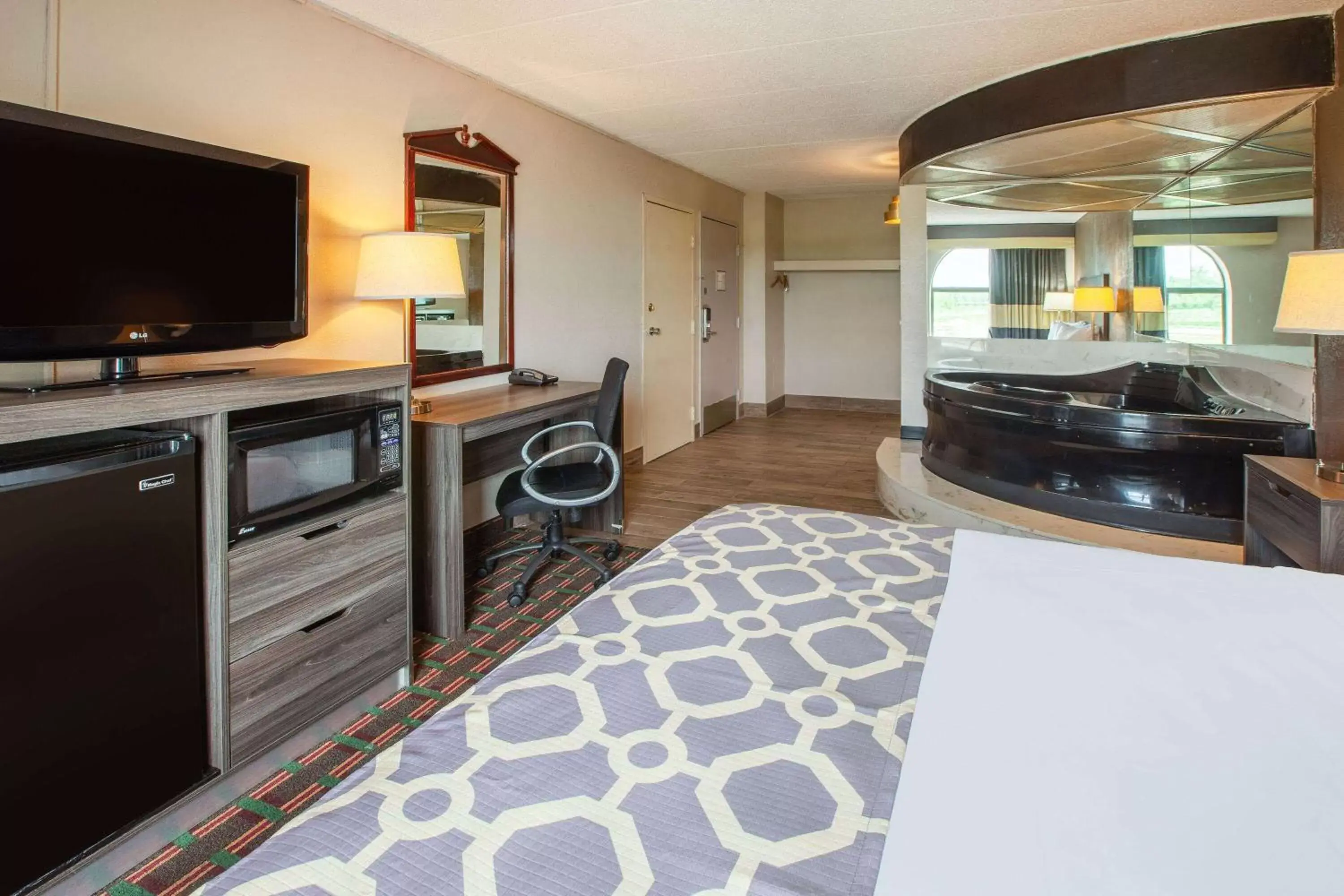 Hot Tub, Bed in Baymont by Wyndham Northwood Hot Tub, Bed in Baymont by Wyndham Northwood