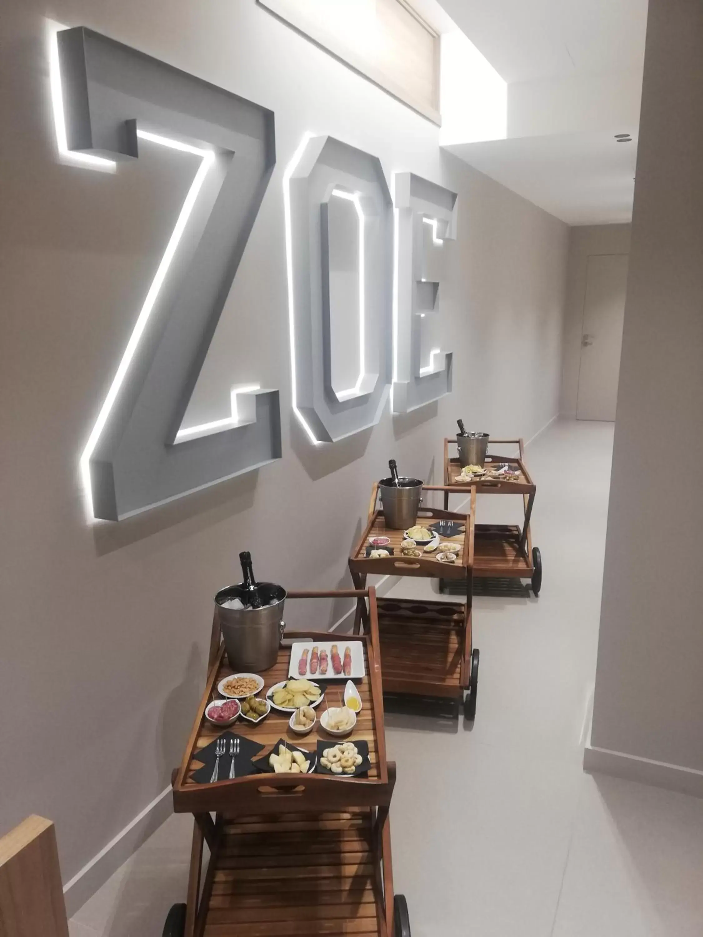 Food and drinks in ZOE LUXURY SUITES